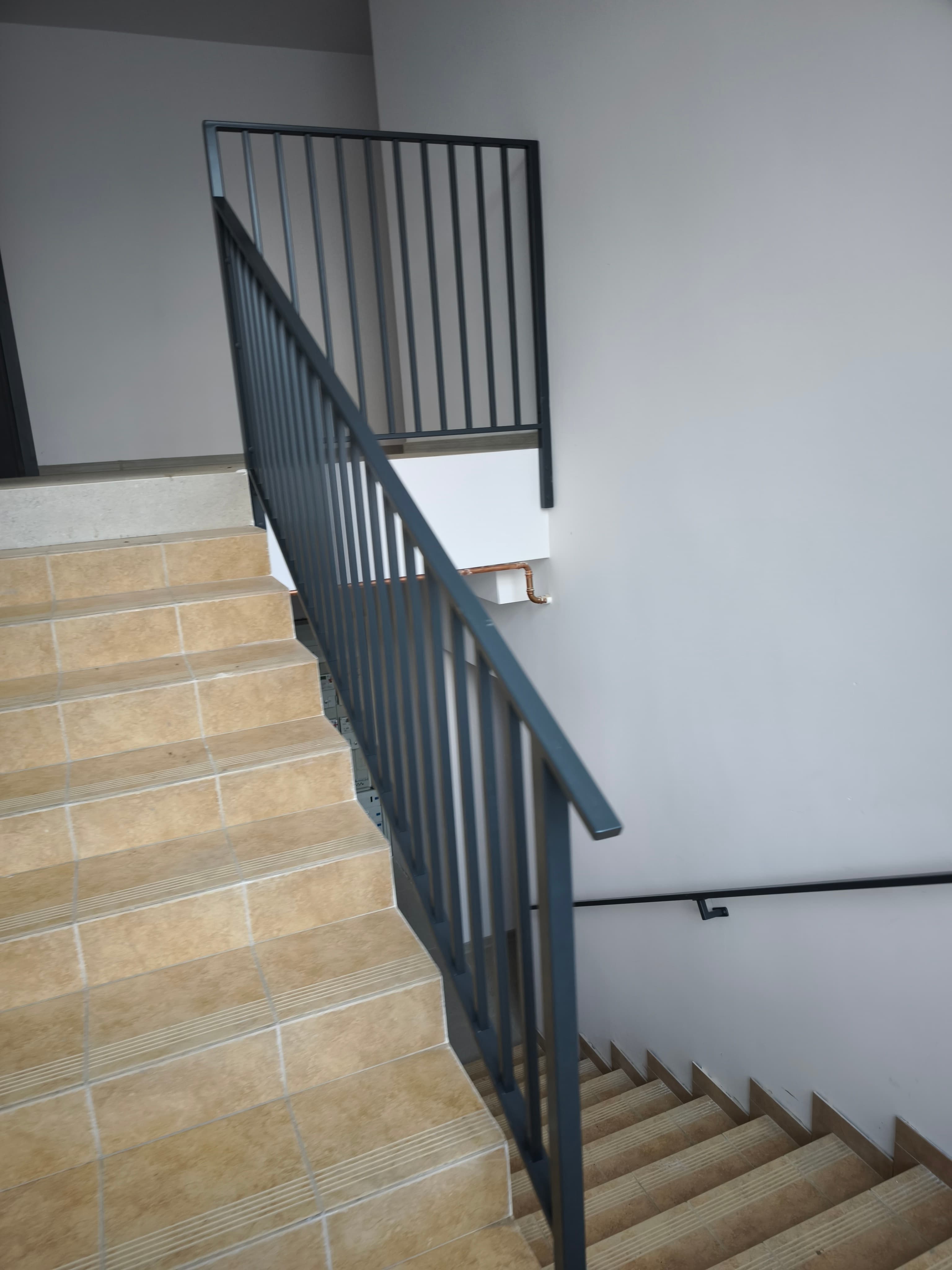 Balustrada antracytowa z pionowymi szczeblami na schodach kafelkowych – FK-METAL Słupsk