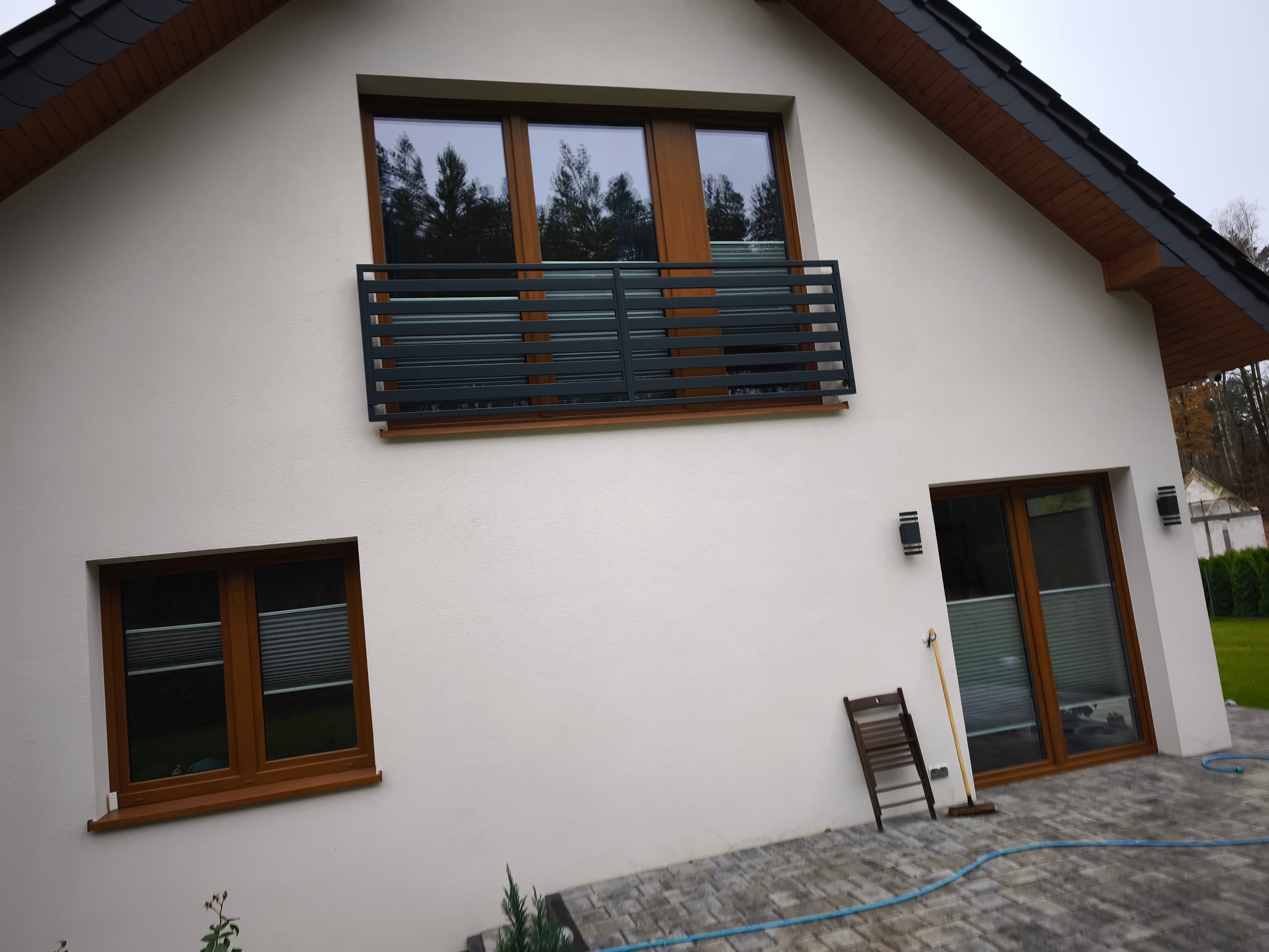 Zewnętrzna balustrada balkonowa antracytowa – pionowe lamele, montaż Słupsk