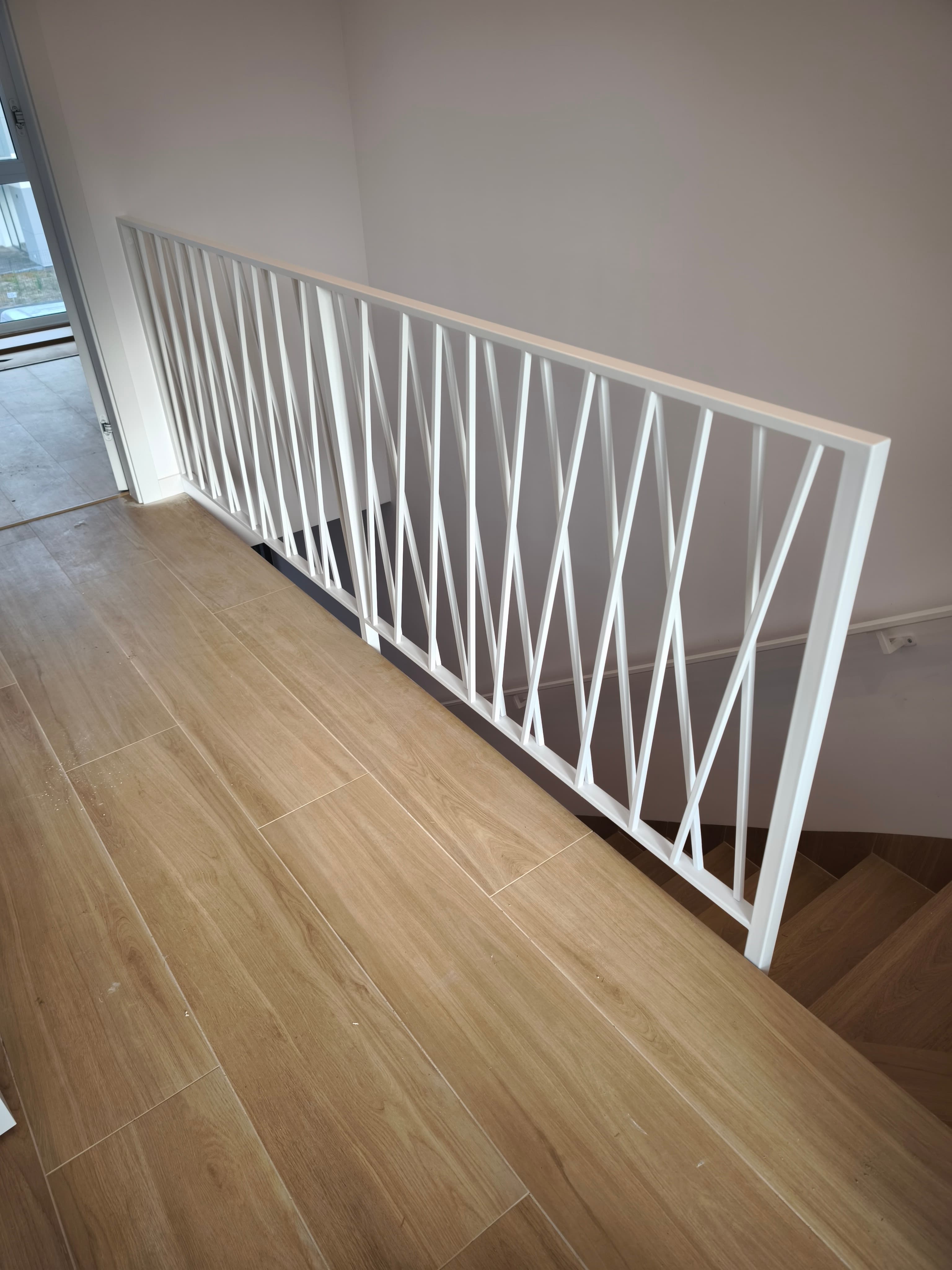 Geometryczna biała balustrada schodowa z motywem krzyżowym – wykonanie na wymiar