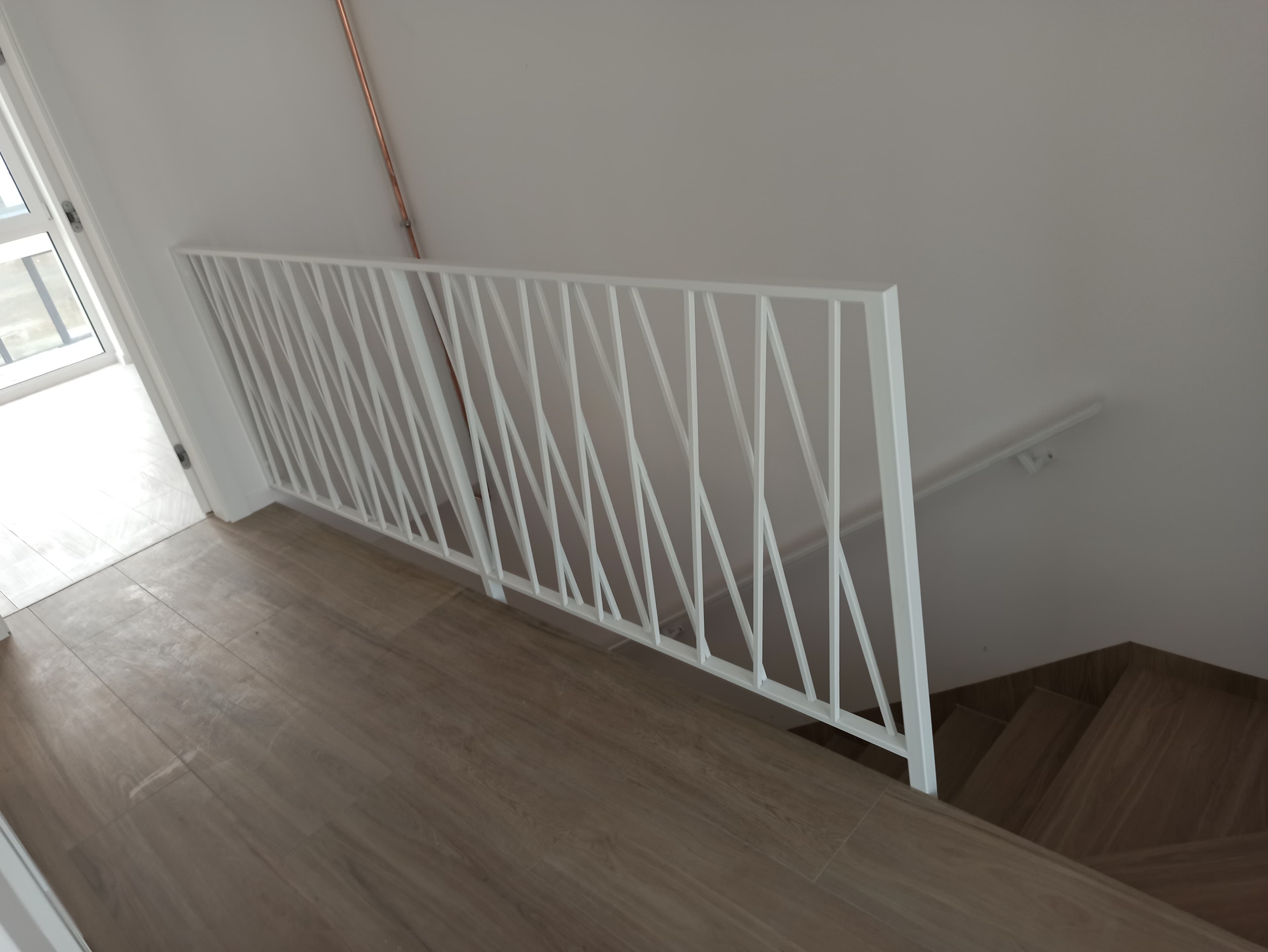 Biała balustrada metalowa geometryczna na schody – realizacja Słupsk