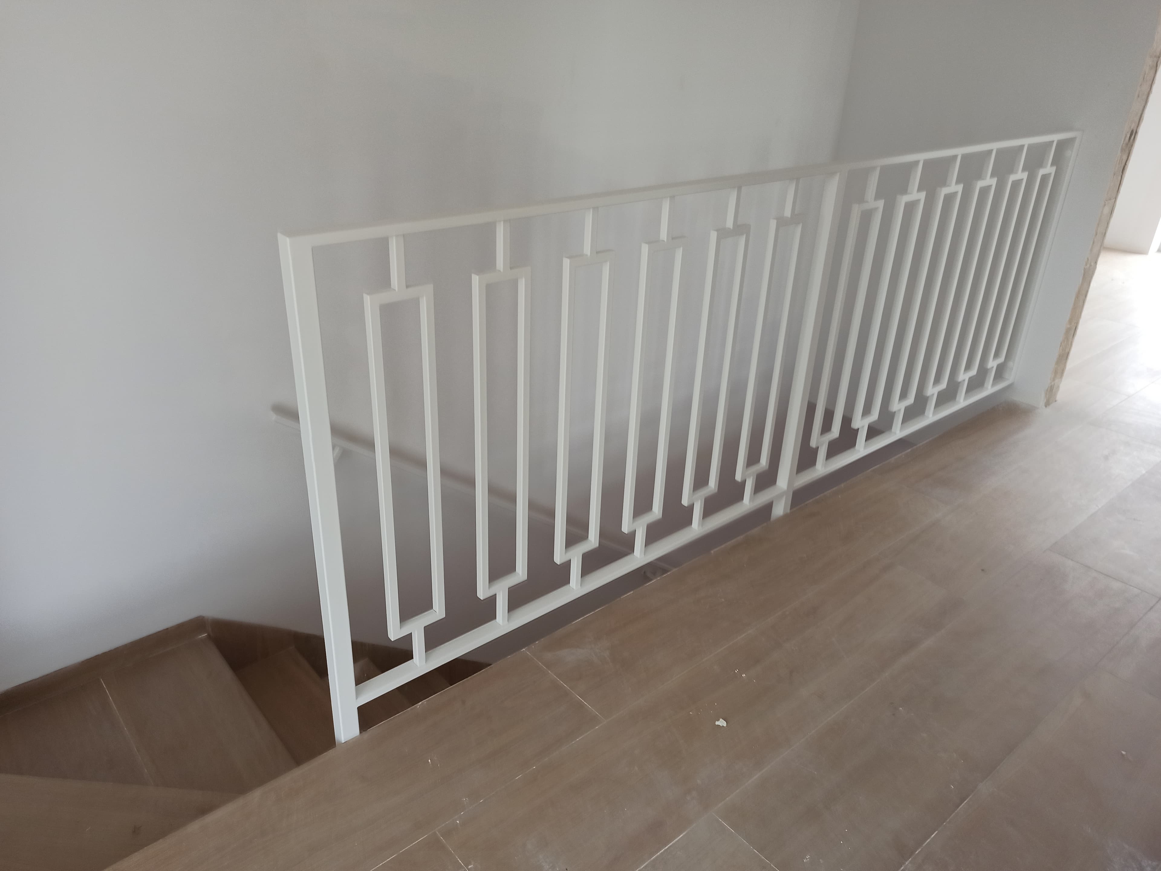 Nowoczesna biała balustrada geometryczna spawana – balustrady na wymiar