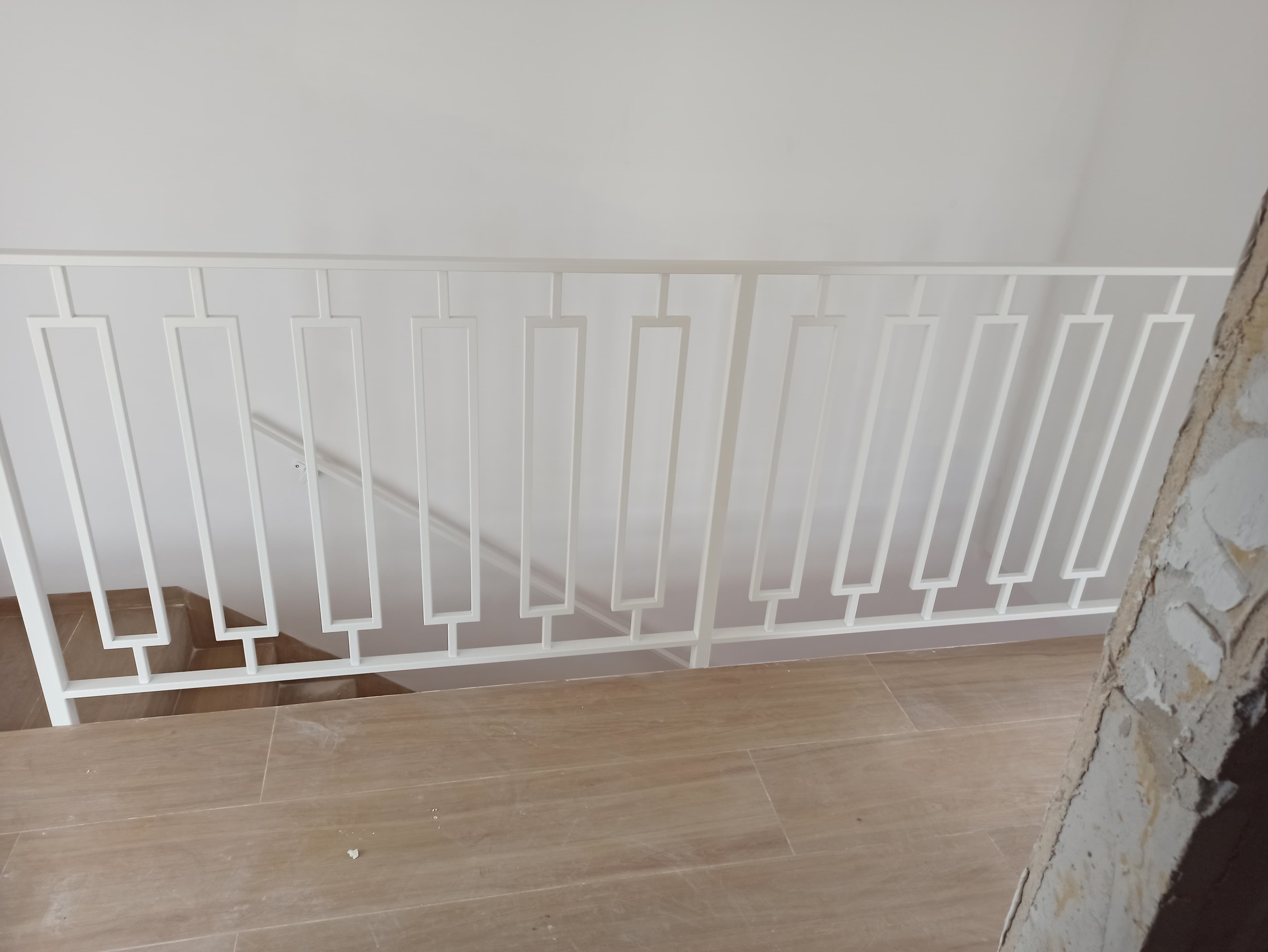 Biała balustrada z pionowymi ramami geometrycznymi – FK-METAL