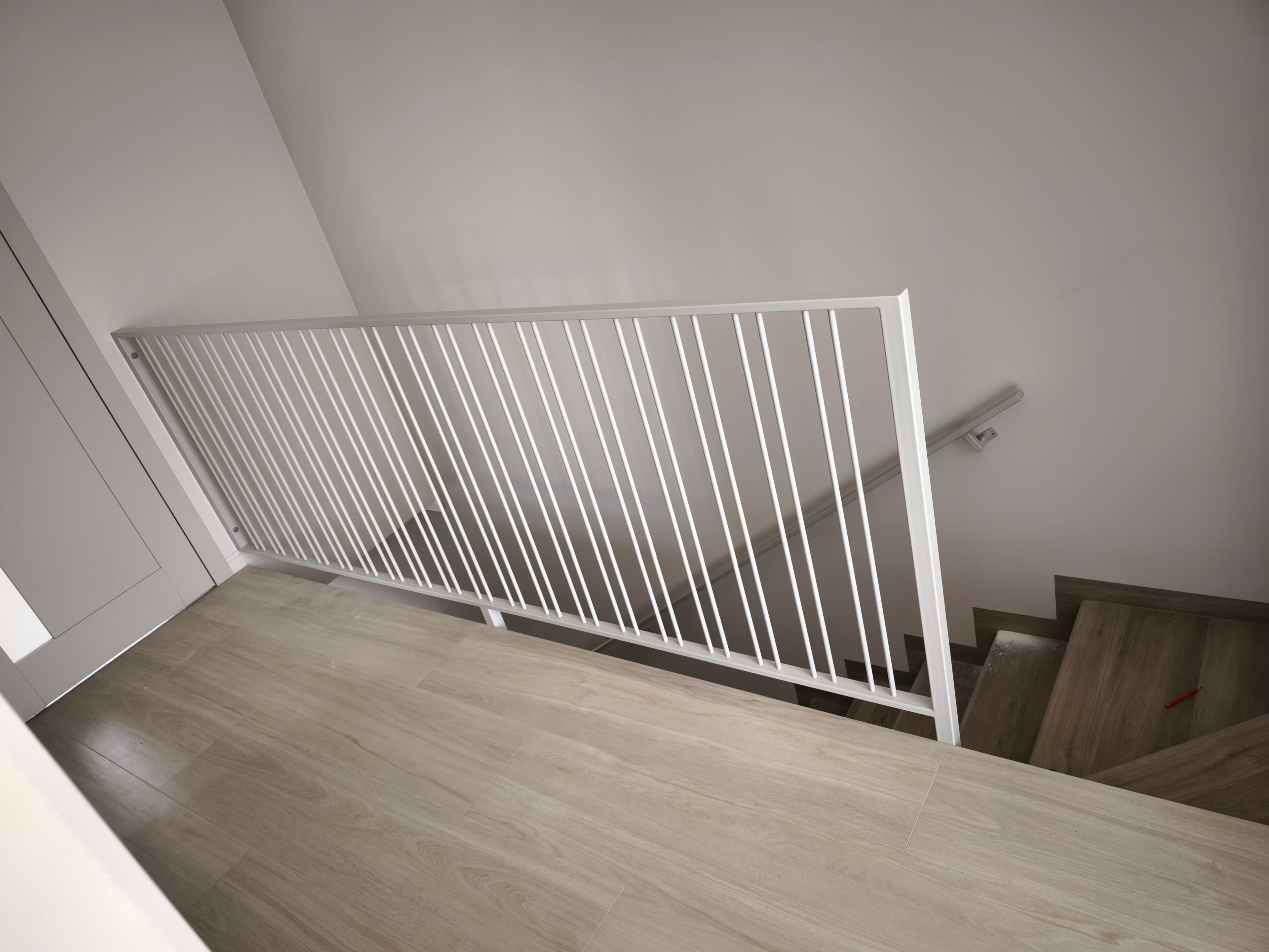 Minimalistyczna biała balustrada z pionowymi szczeblami – styl nowoczesny