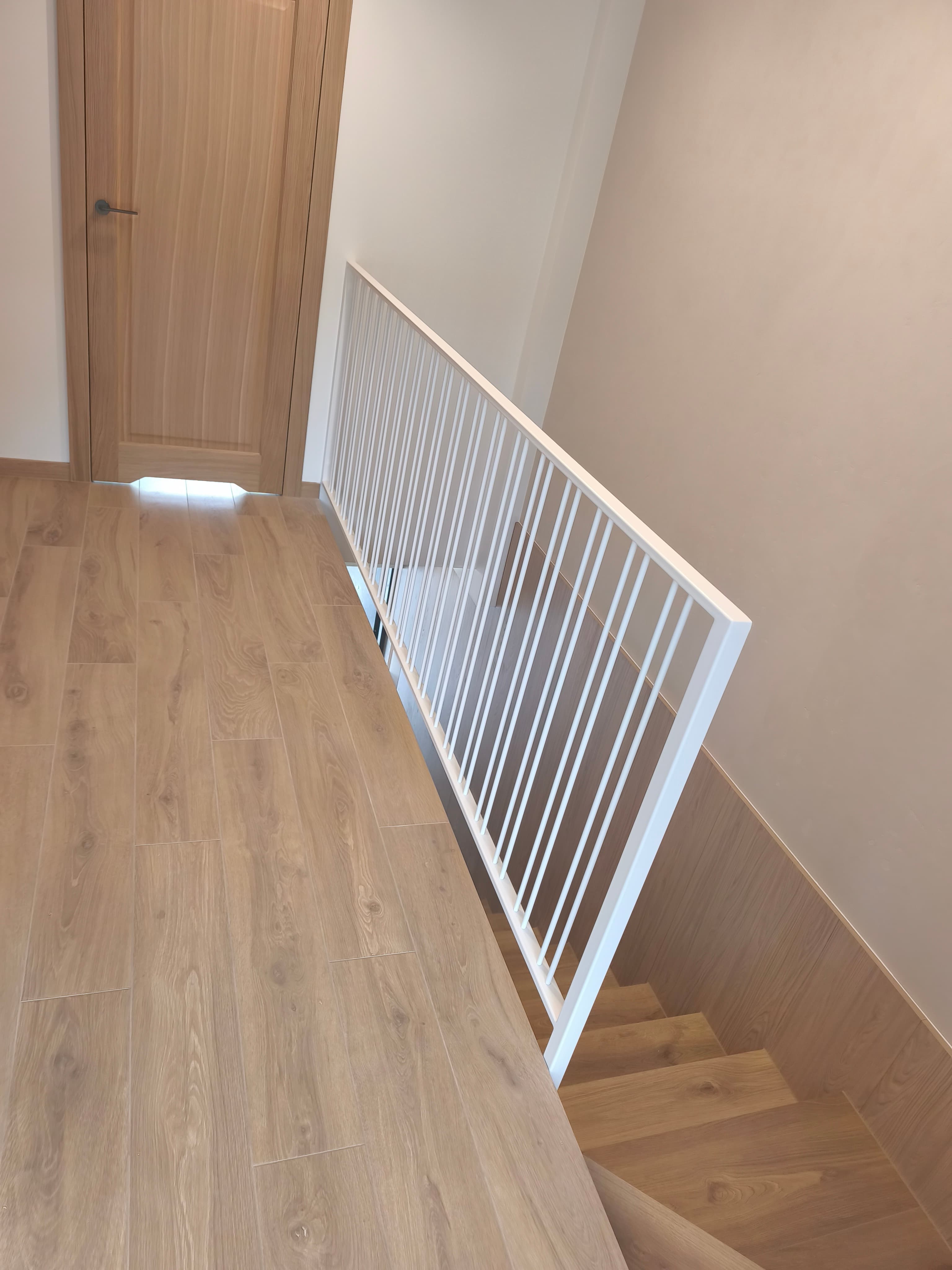 Biała balustrada na drewnianych schodach wewnętrznych – montaż Słupsk