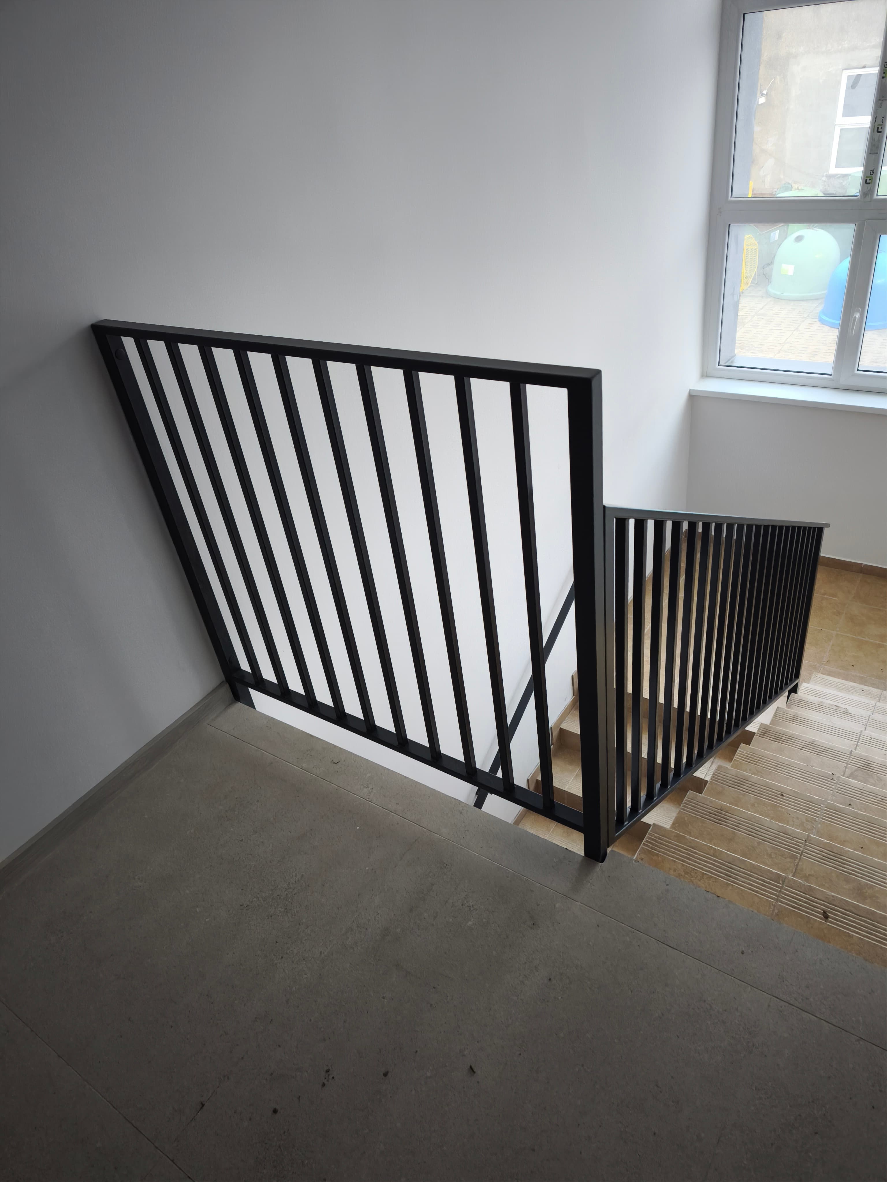Nowoczesna czarna balustrada z pionowymi listwami – realizacja na wymiar