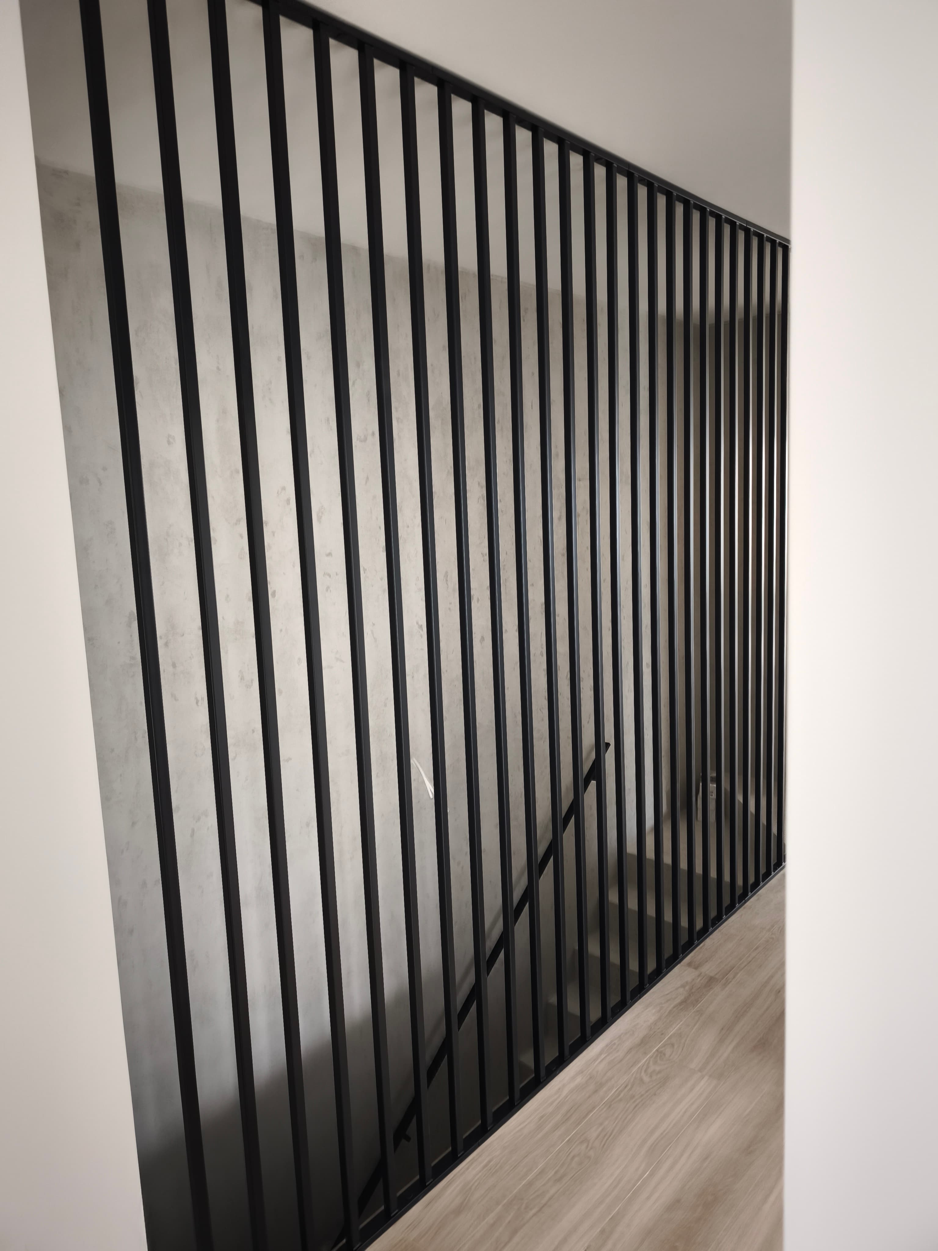 Czarna balustrada z pionowymi szczeblami w stylu loft – Słupsk