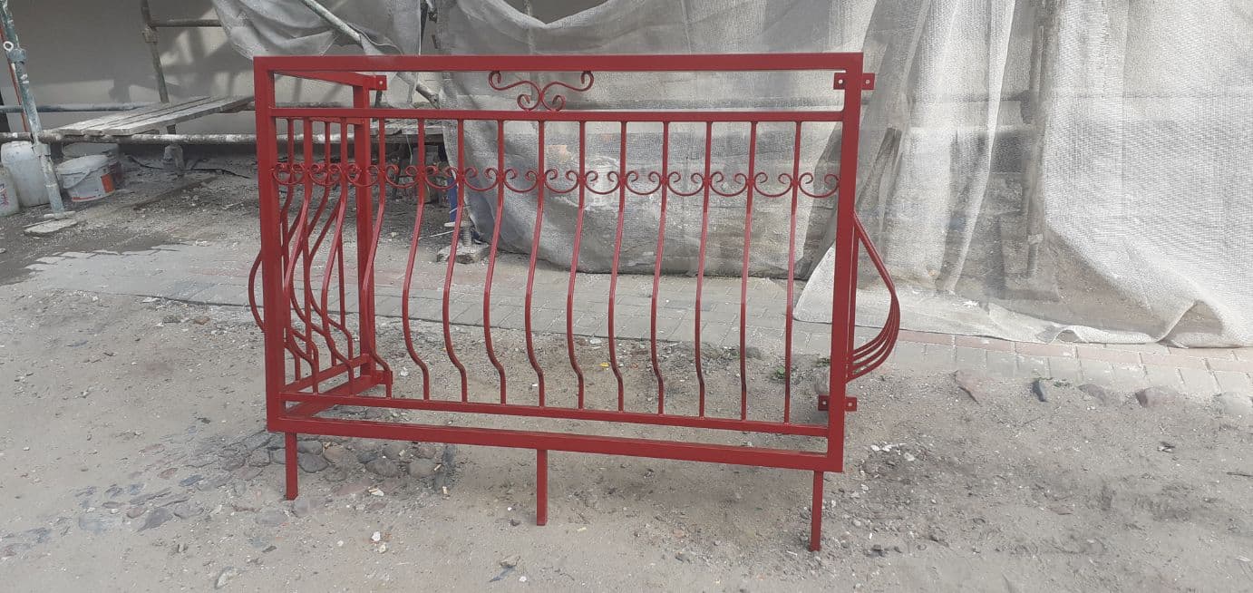 Kuta balustrada ozdobna na czerwonym podkładzie – spawanie artystyczne