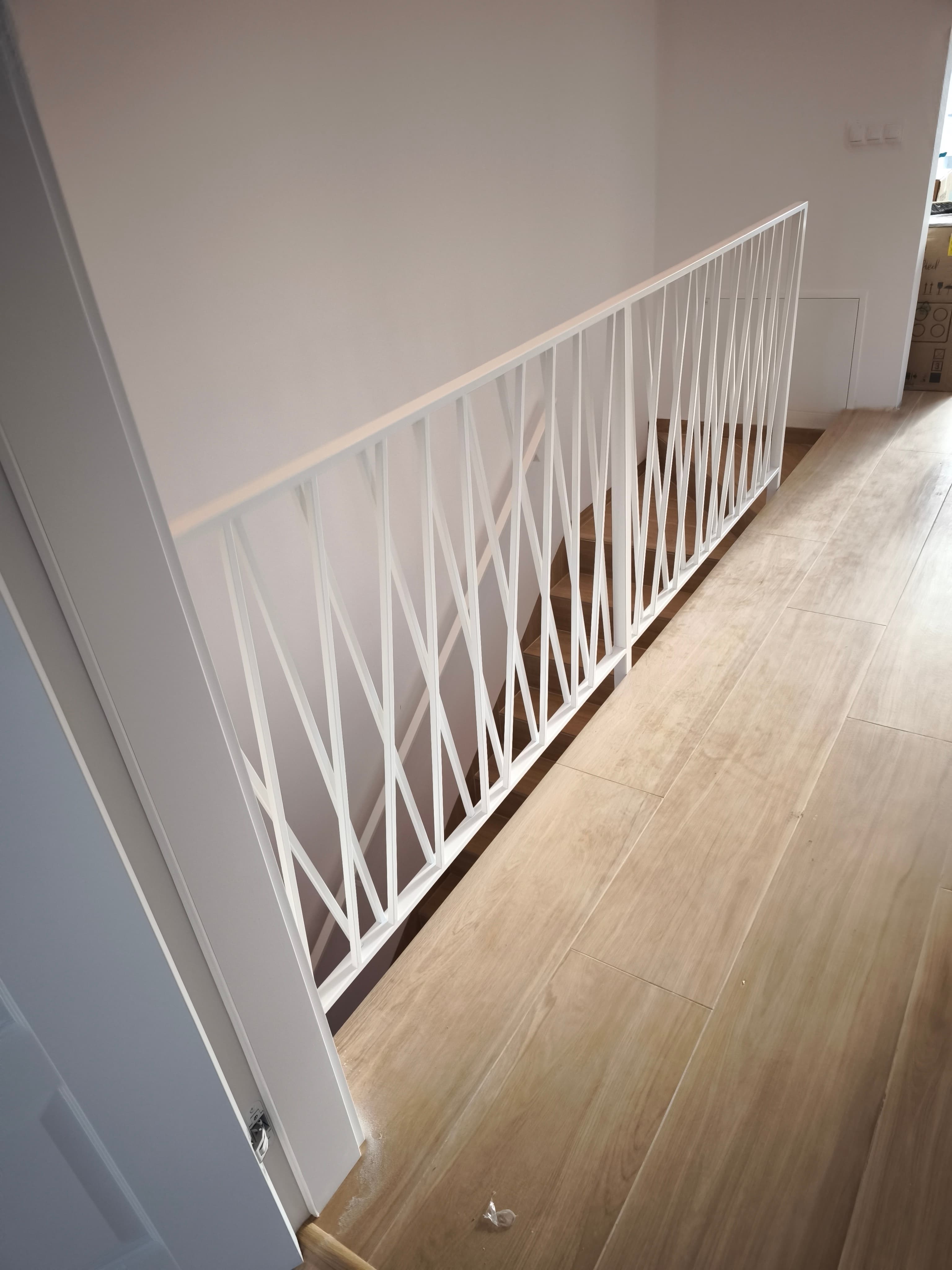 Nowoczesna biała balustrada schodowa metalowa – FK-METAL Słupsk