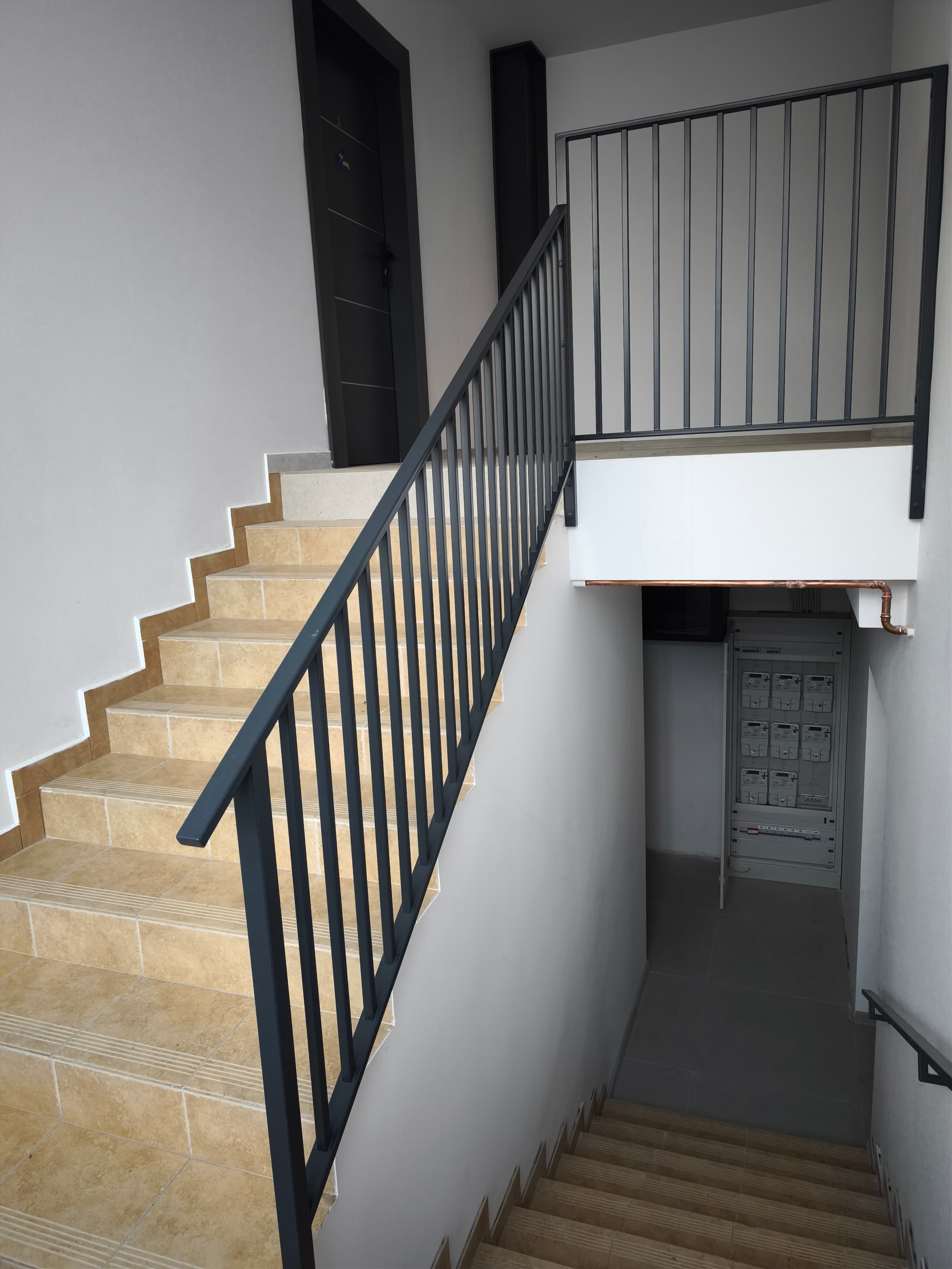 Ciemna balustrada metalowa schodowa na podest – realizacja