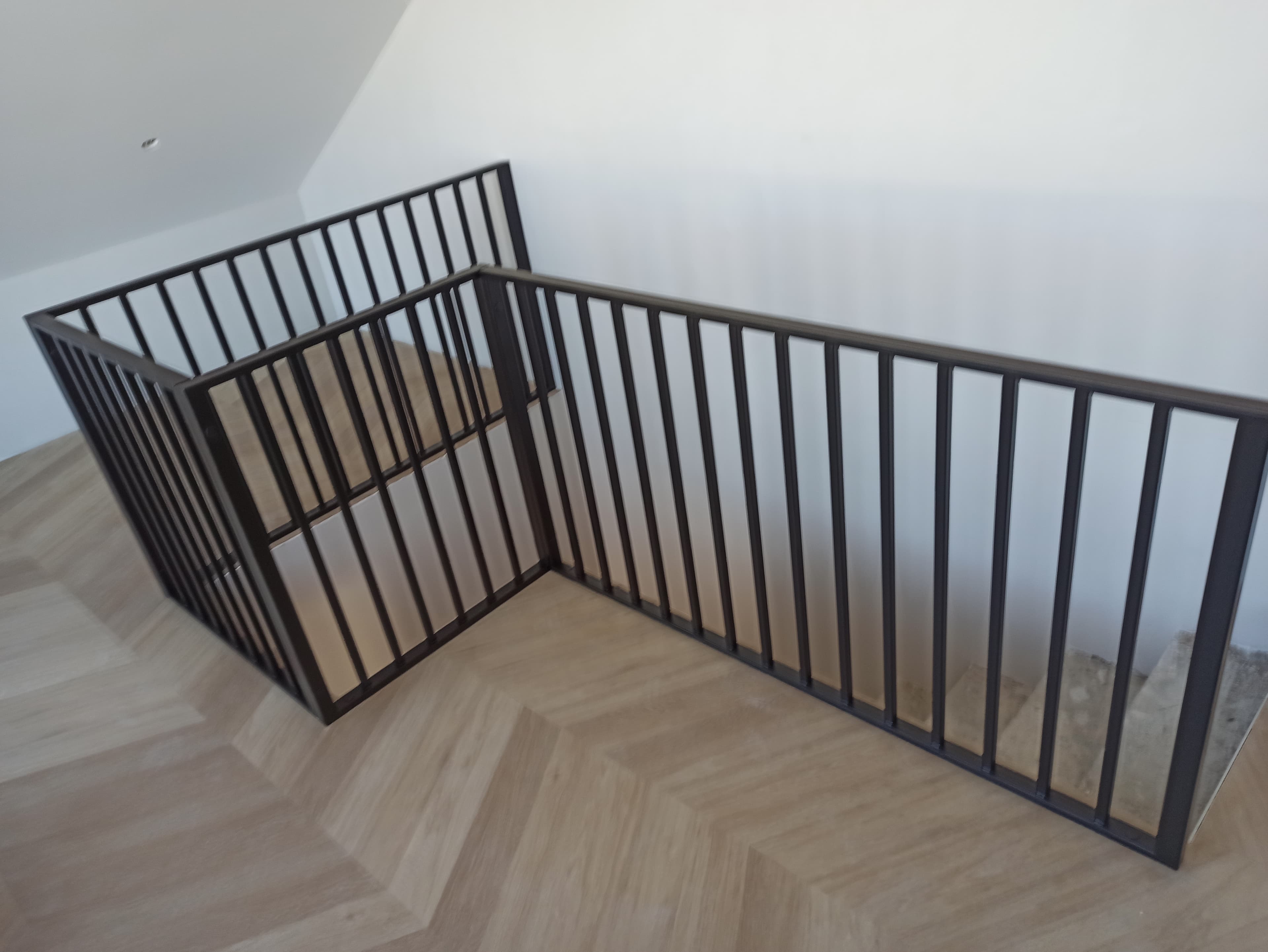 Czarna balustrada metalowa na podest w układzie gęsia stopka