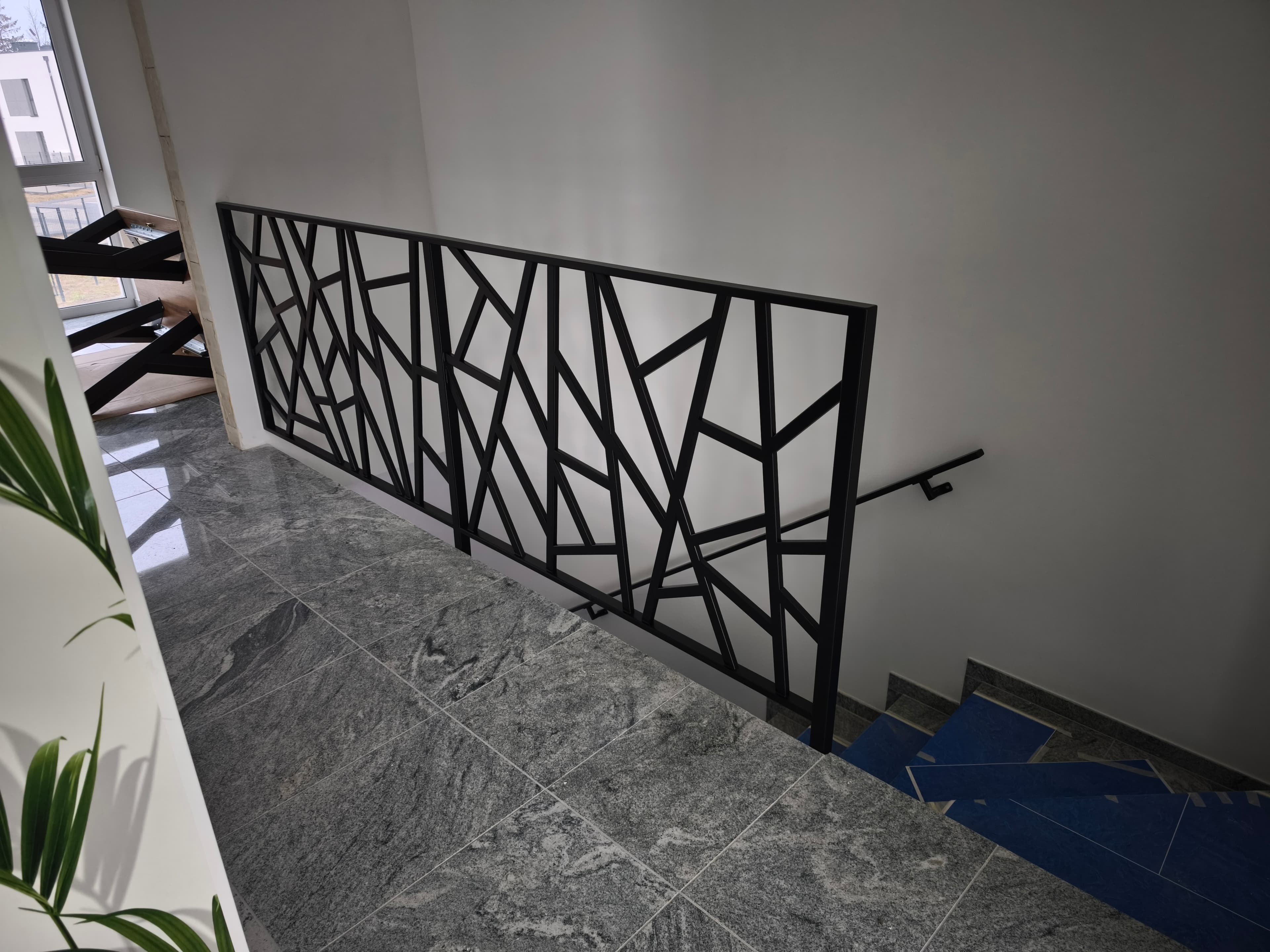 Metalowa balustrada geometryczna do wnętrz – FK-METAL