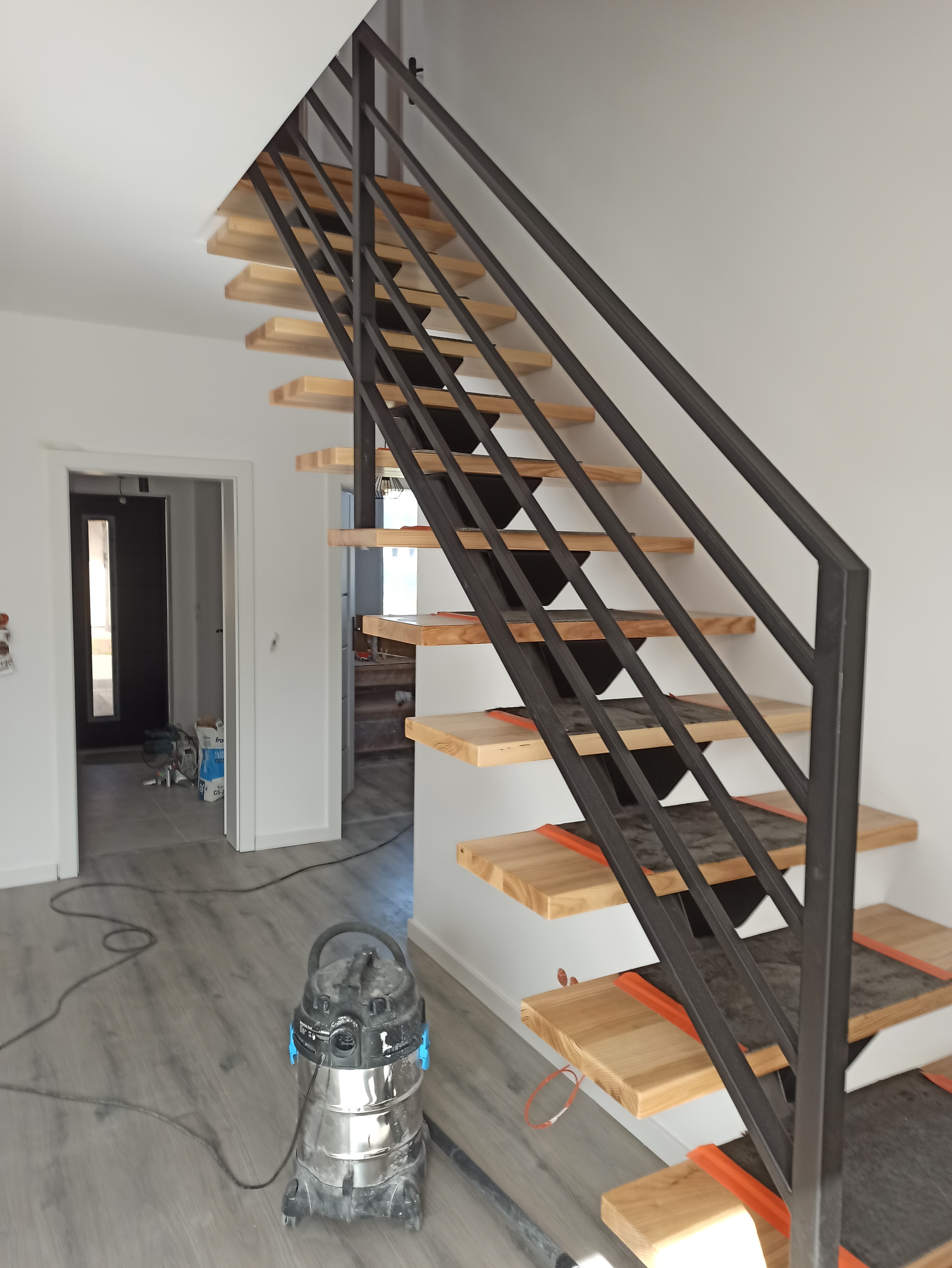 Balustrada metalowa na drewnianych schodach w stylu loft