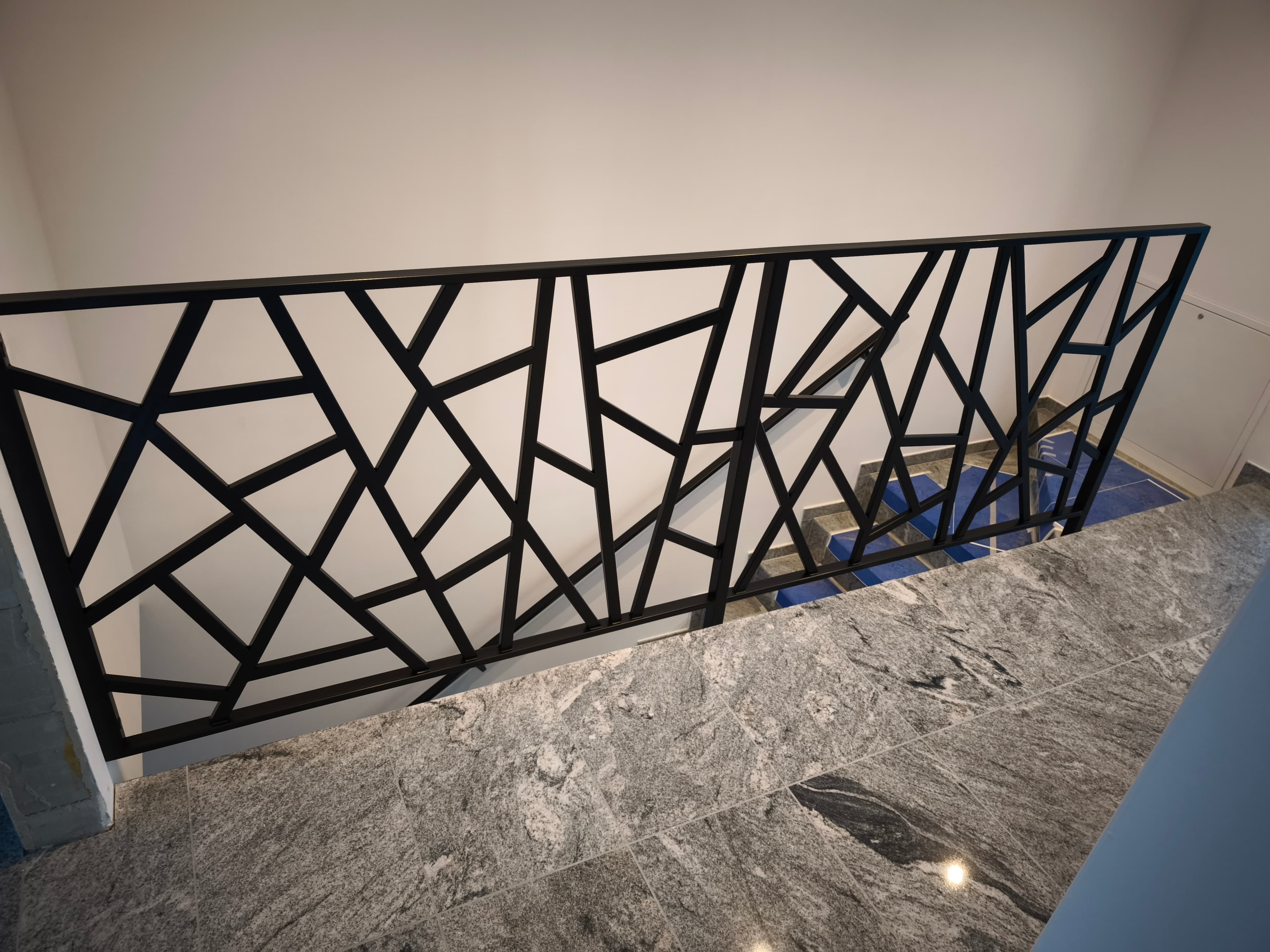 Nowoczesna czarna balustrada geometryczna spawana – na wymiar