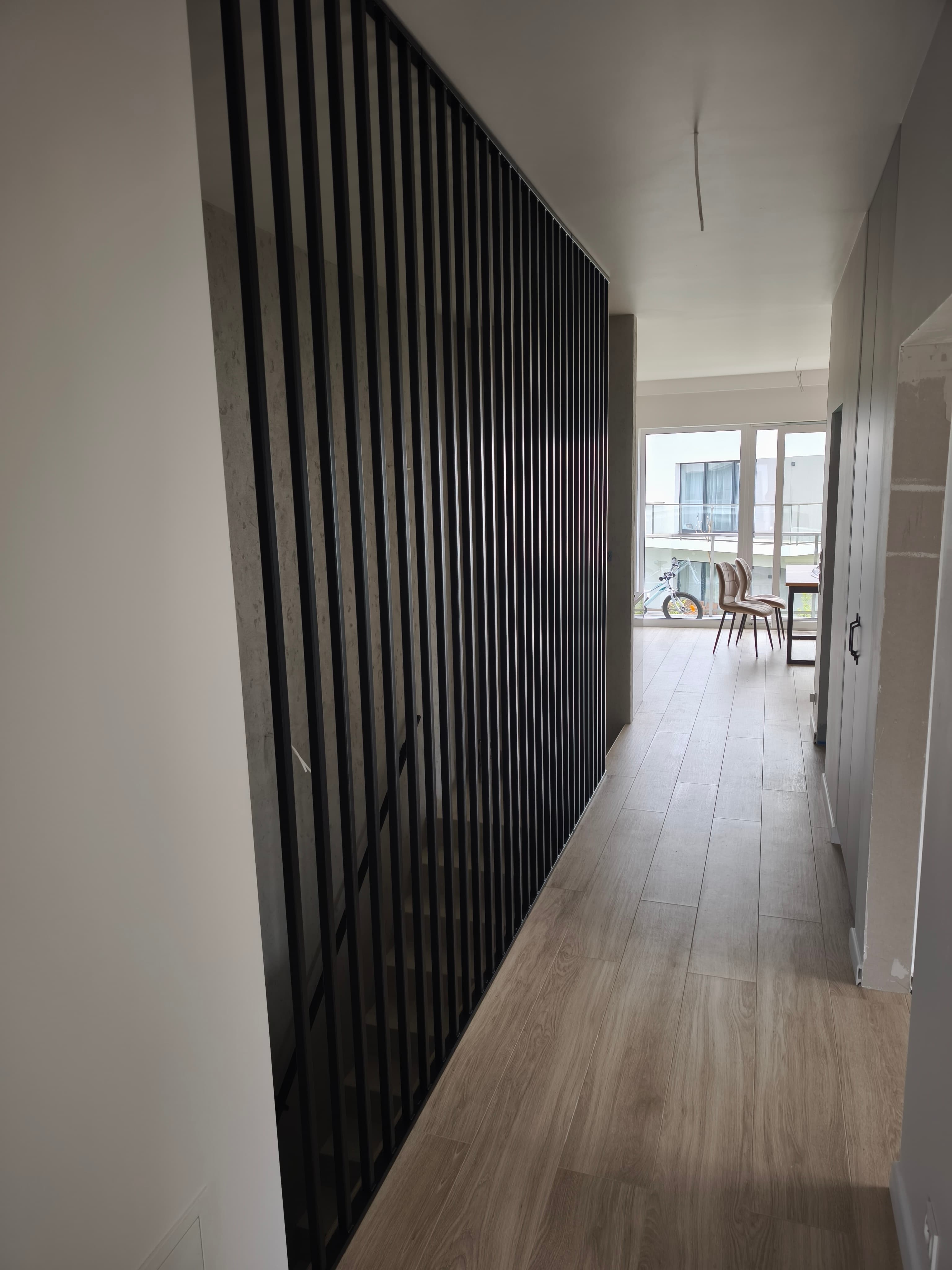 Czarna balustrada z pionowymi lamelami w korytarzu – FK-METAL