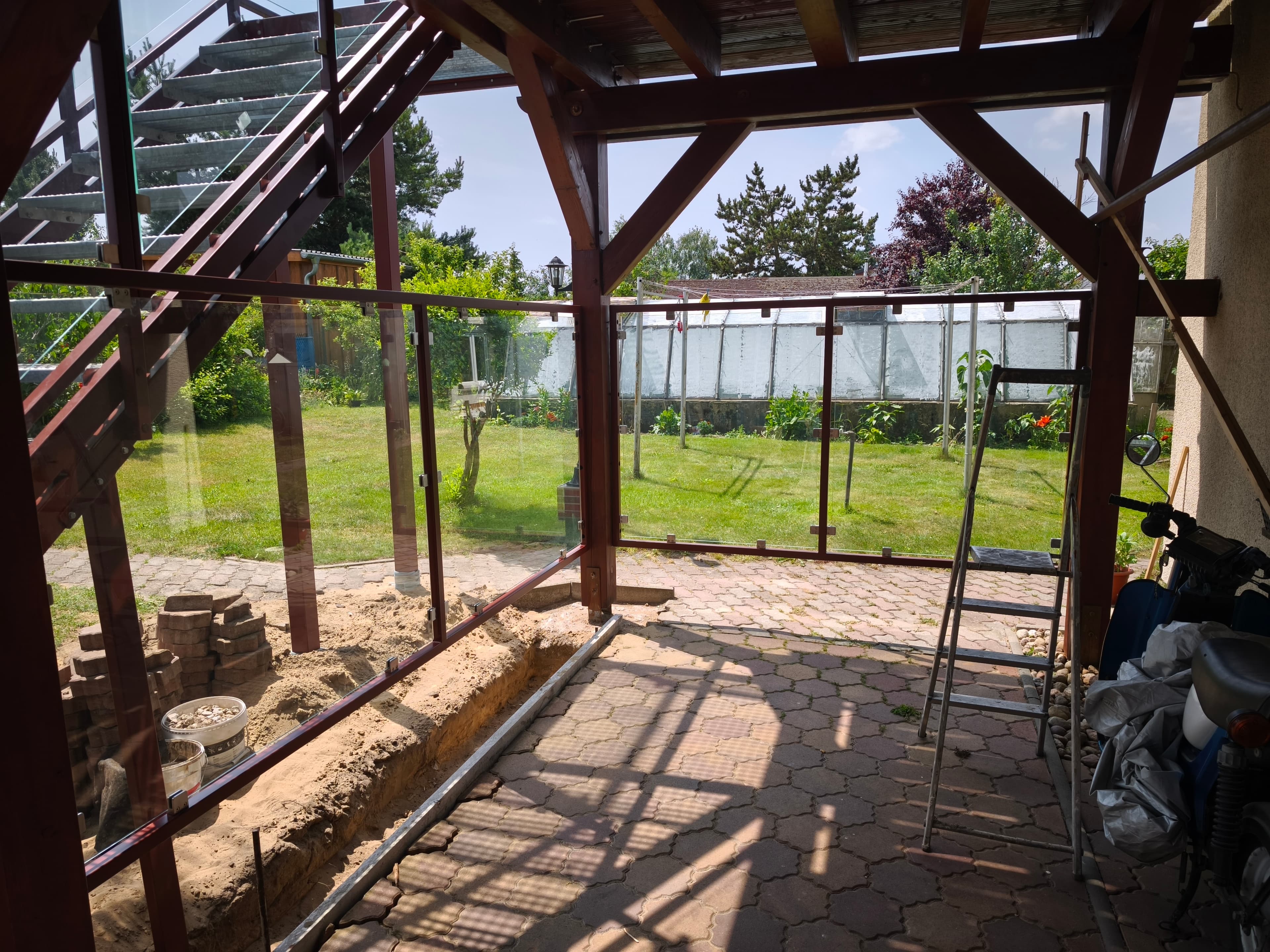 Szklana balustrada w metalowej ramie na balkon – montaż Słupsk