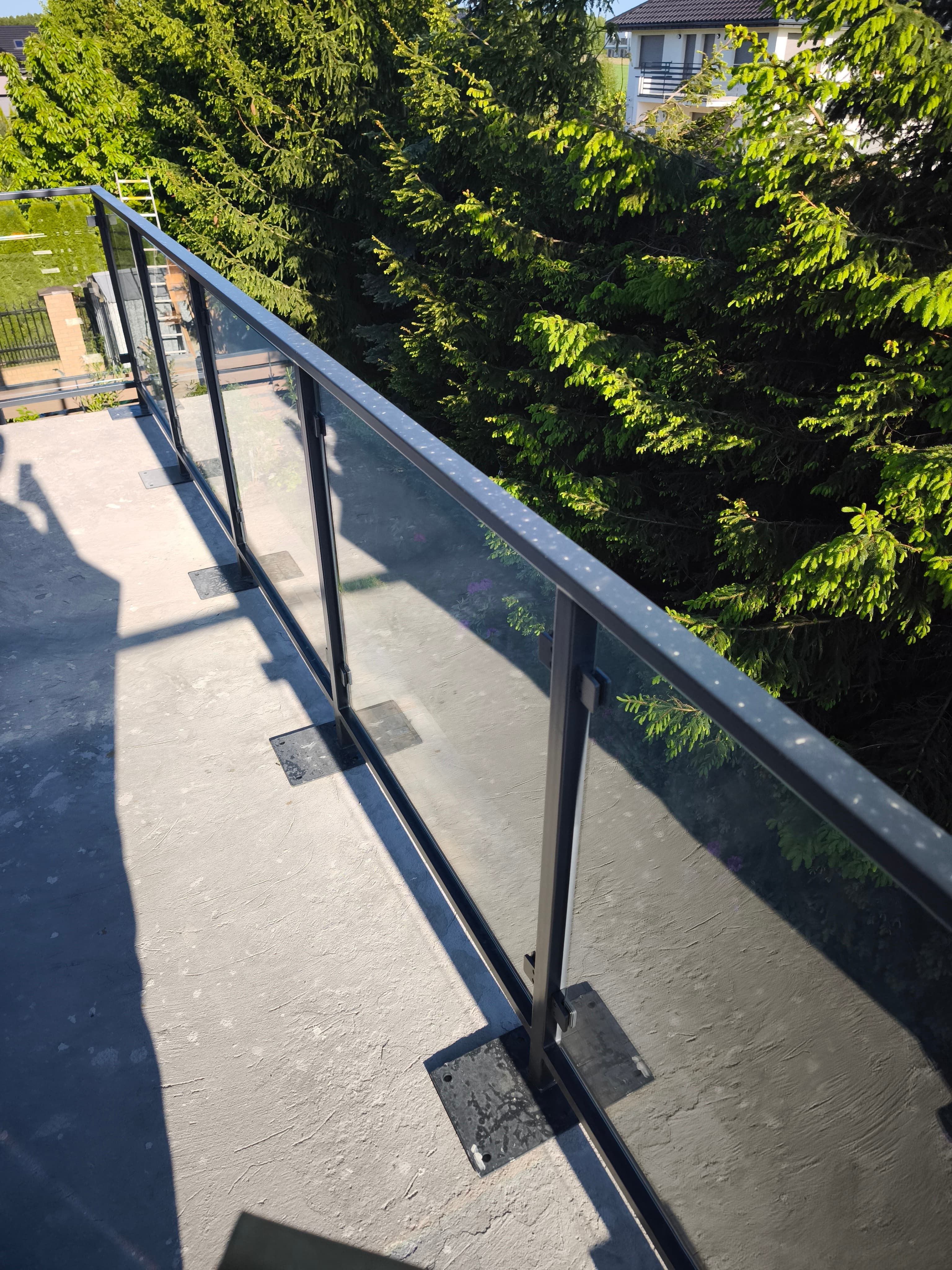 Tarasowa balustrada szklana antracyt – nowoczesna realizacja