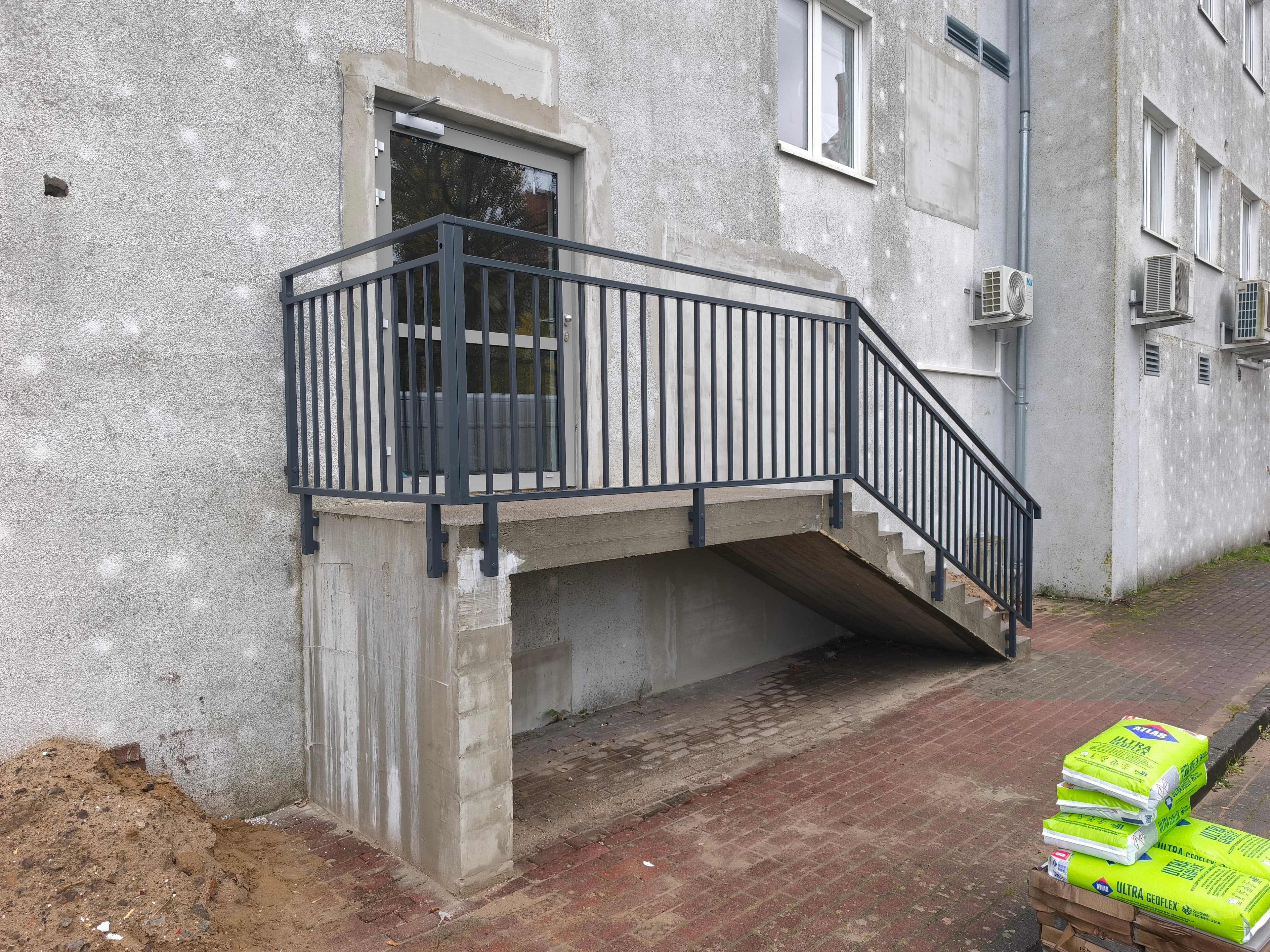 Zewnętrzna balustrada antracytowa na schody wejściowe – FK-METAL