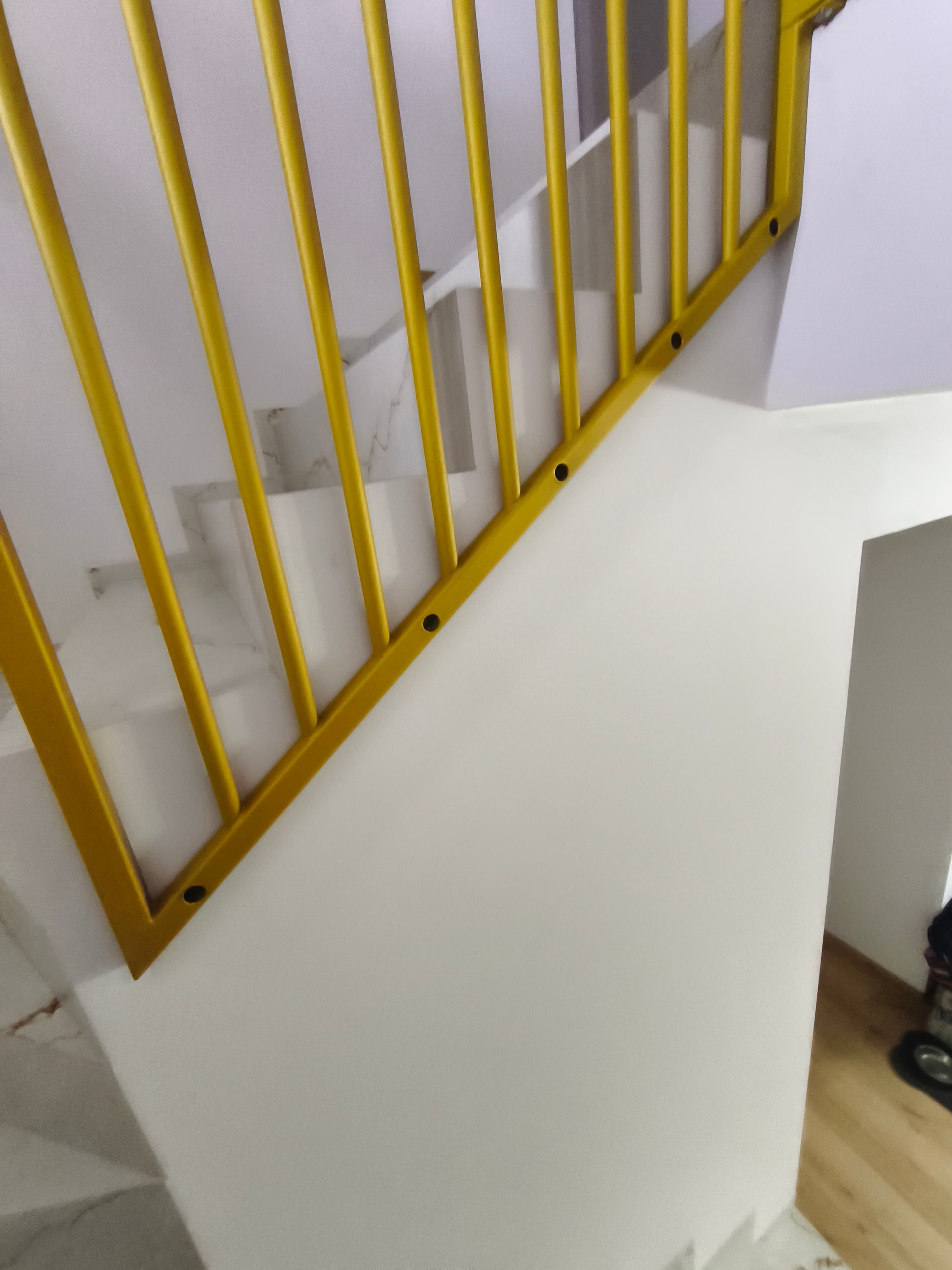 Żółta balustrada metalowa nowoczesna na tle marmuru – Słupsk