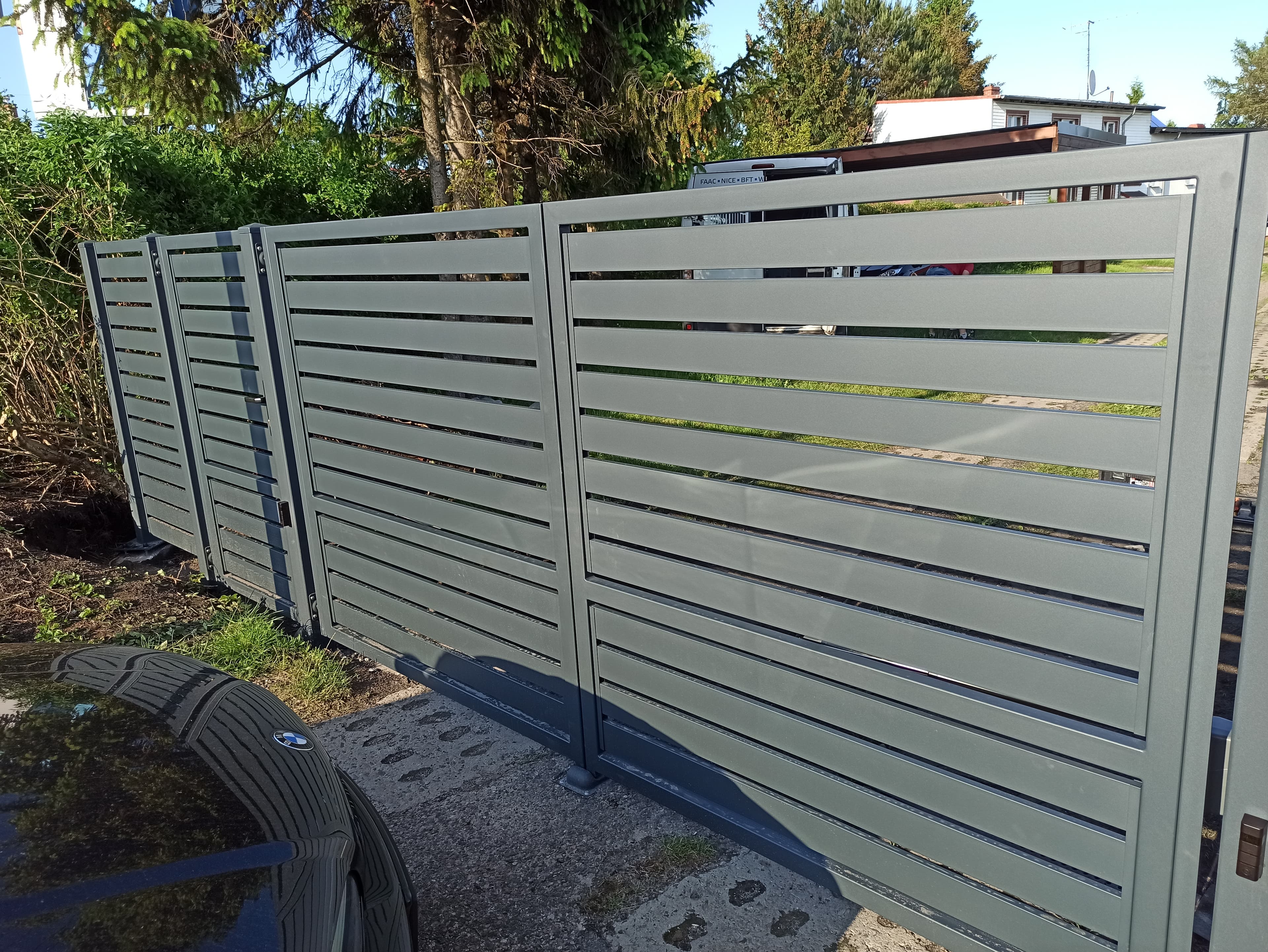 Antracytowa brama przesuwna z poziomymi lamelami – ogrodzenie posesji Słupsk