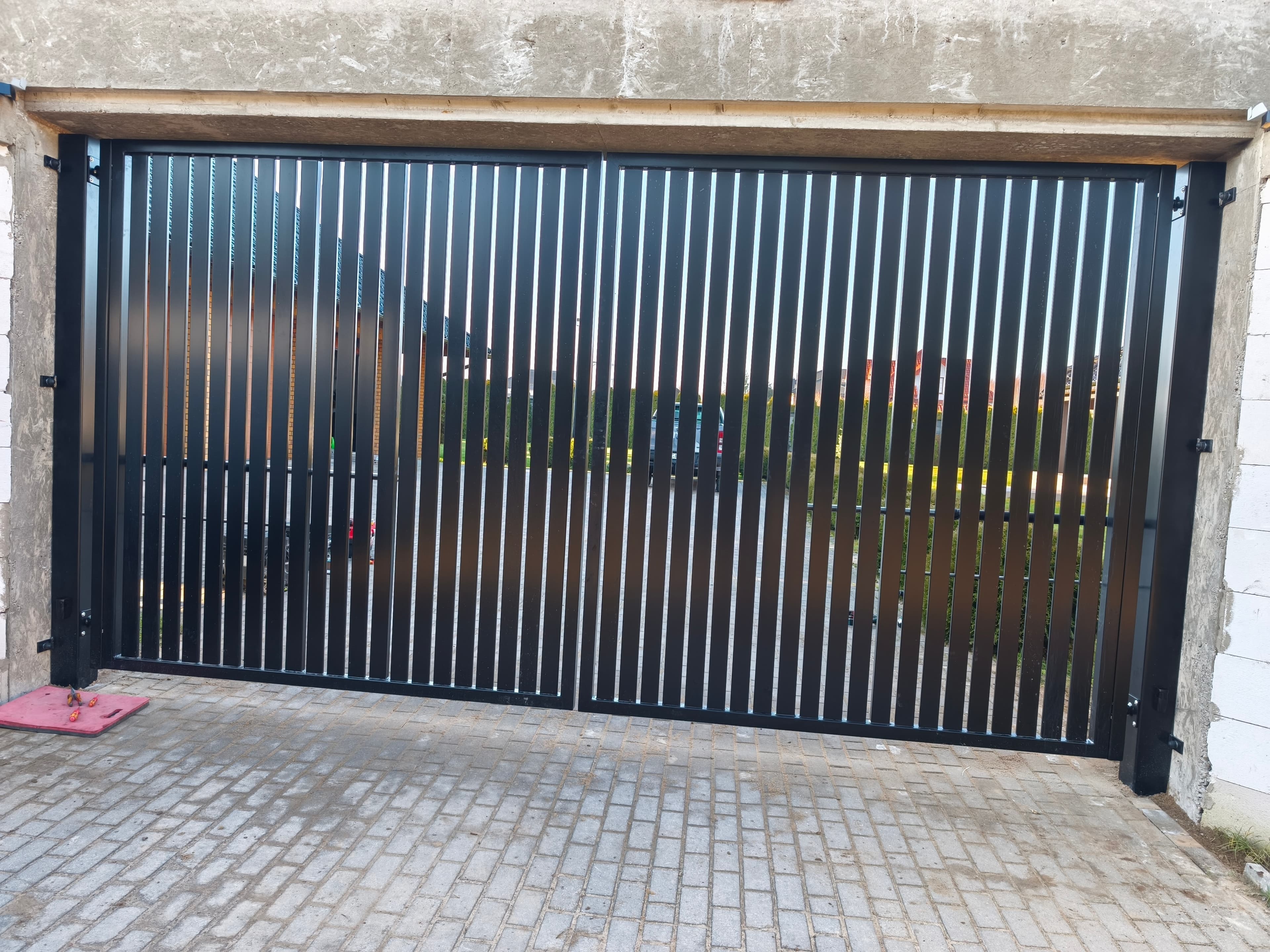 Brama wjazdowa czarna z pionowymi listwami – detale zamkniętej bramy