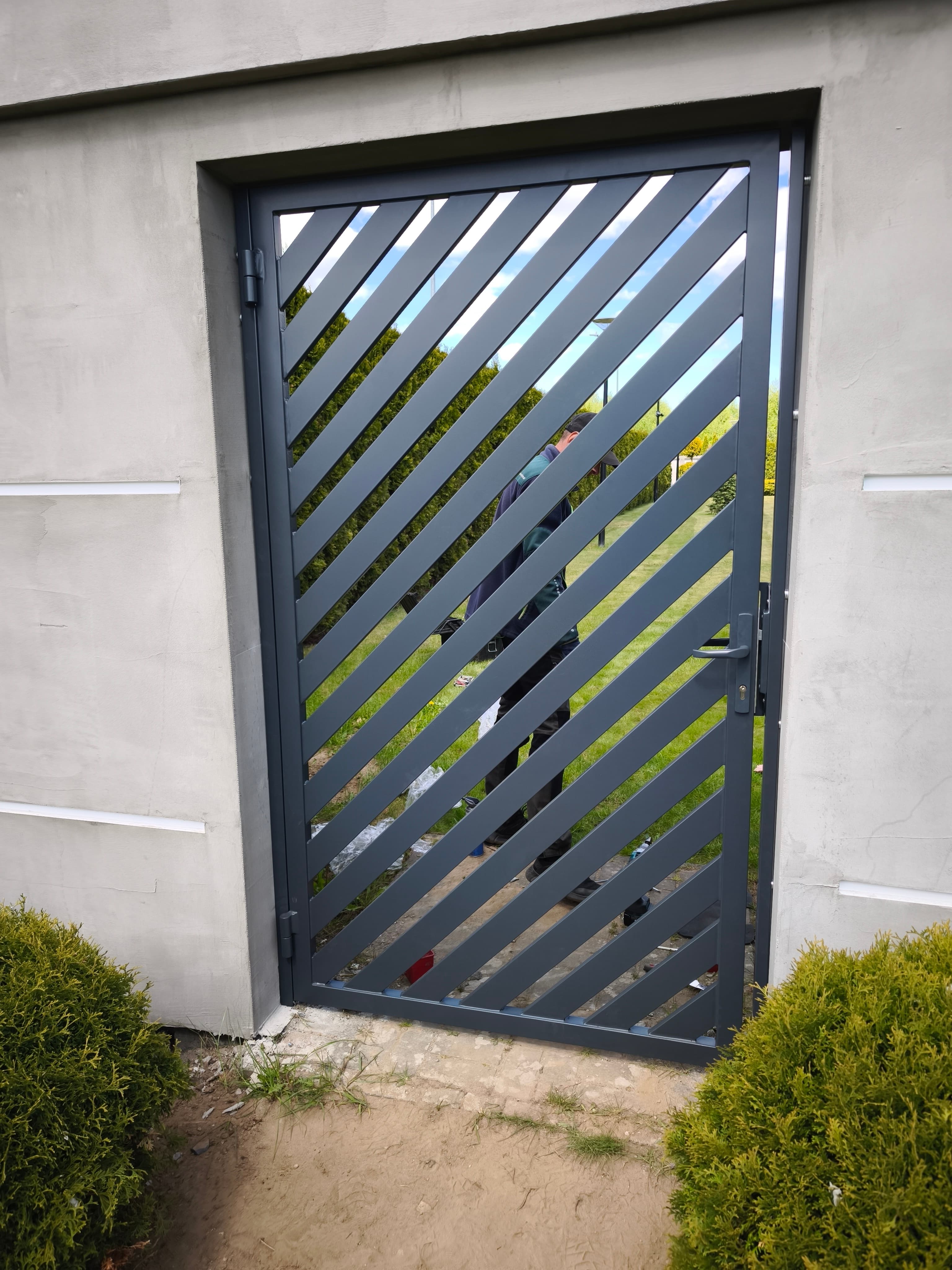 Furtka wejściowa antracyt z ukośnymi lamelami nowoczesna – FK-METAL