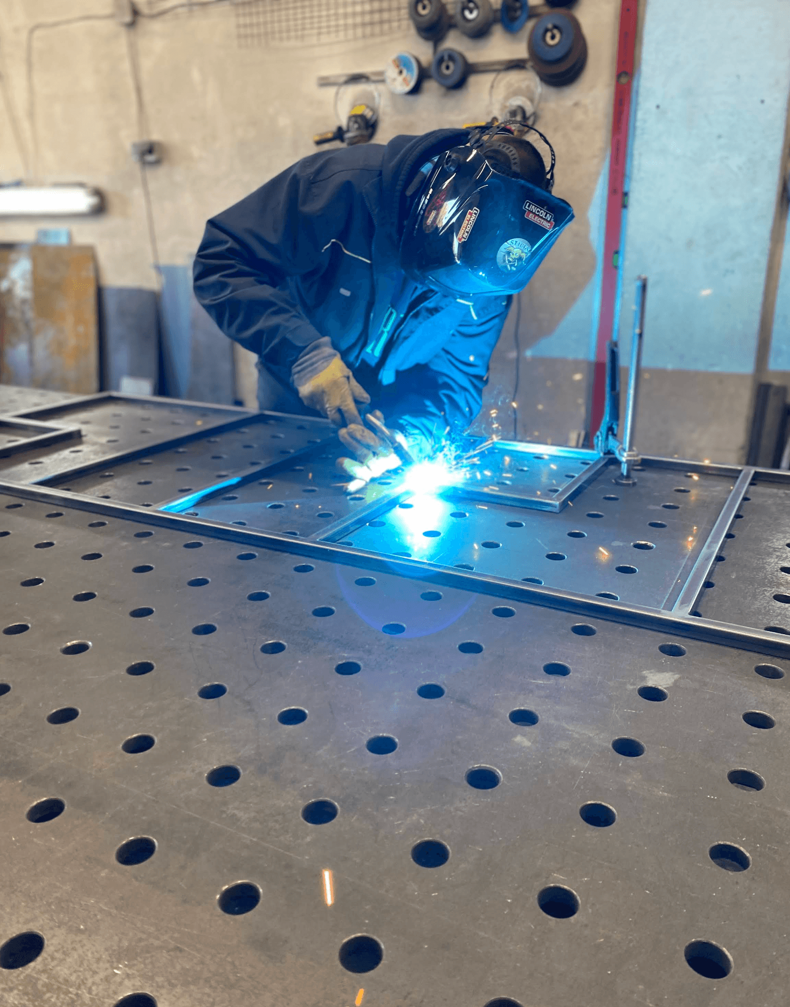 Krzysztof Uzdowski w trakcie pracy w warsztacie FK Metal