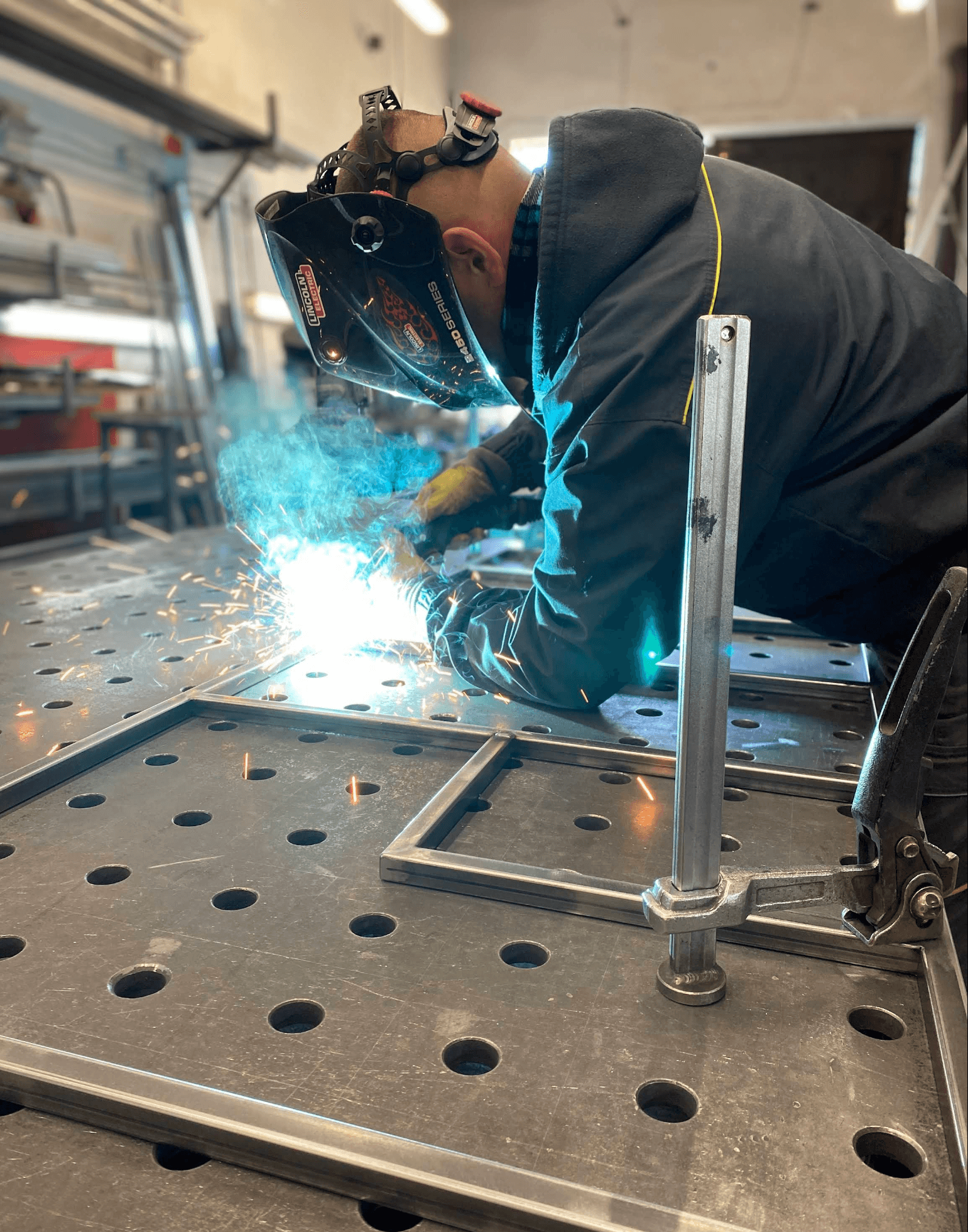 Krzysztof Uzdowski w trakcie spawania w warsztacie FK Metal