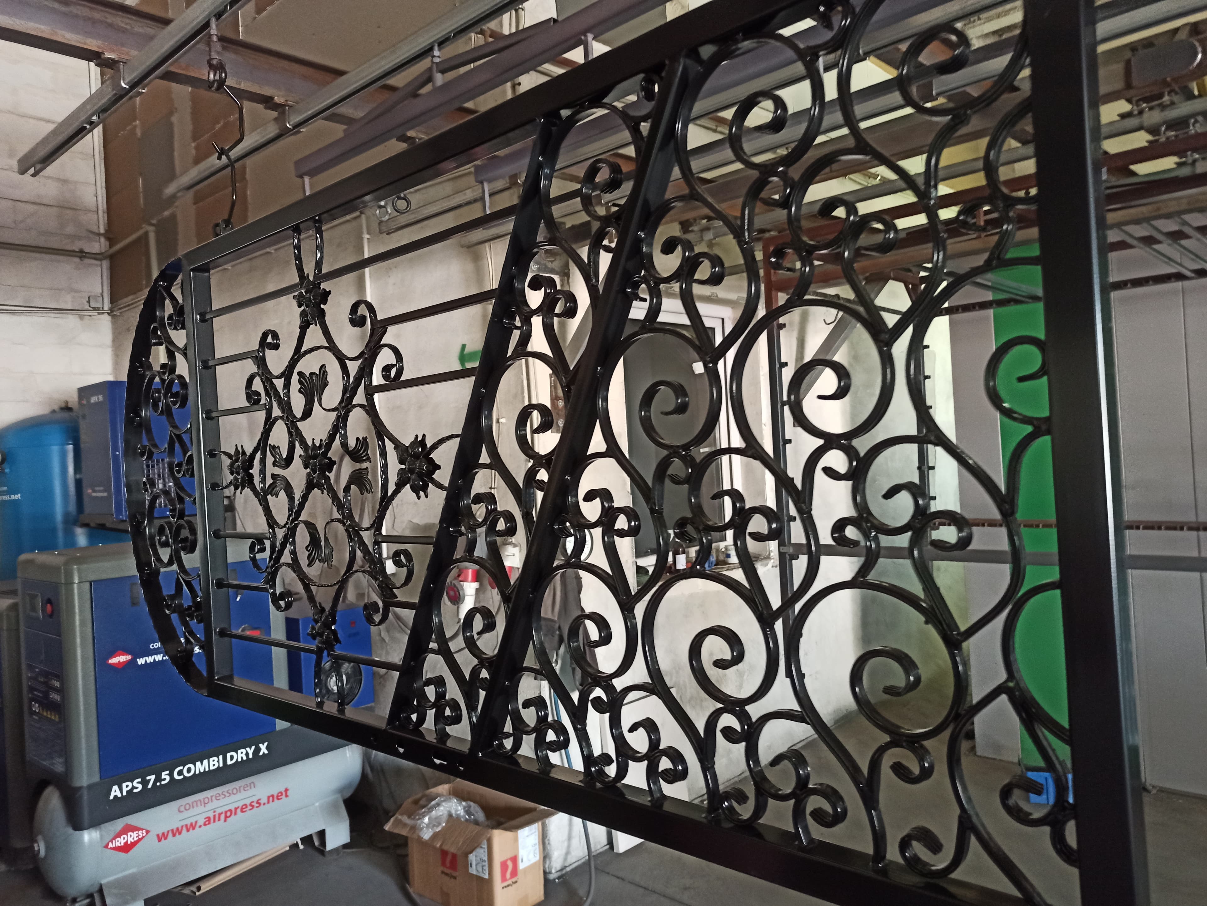 Ozdobna kuta brama wjazdowa czarny lakier z ornamentowym wzorem – spawanie artystyczne