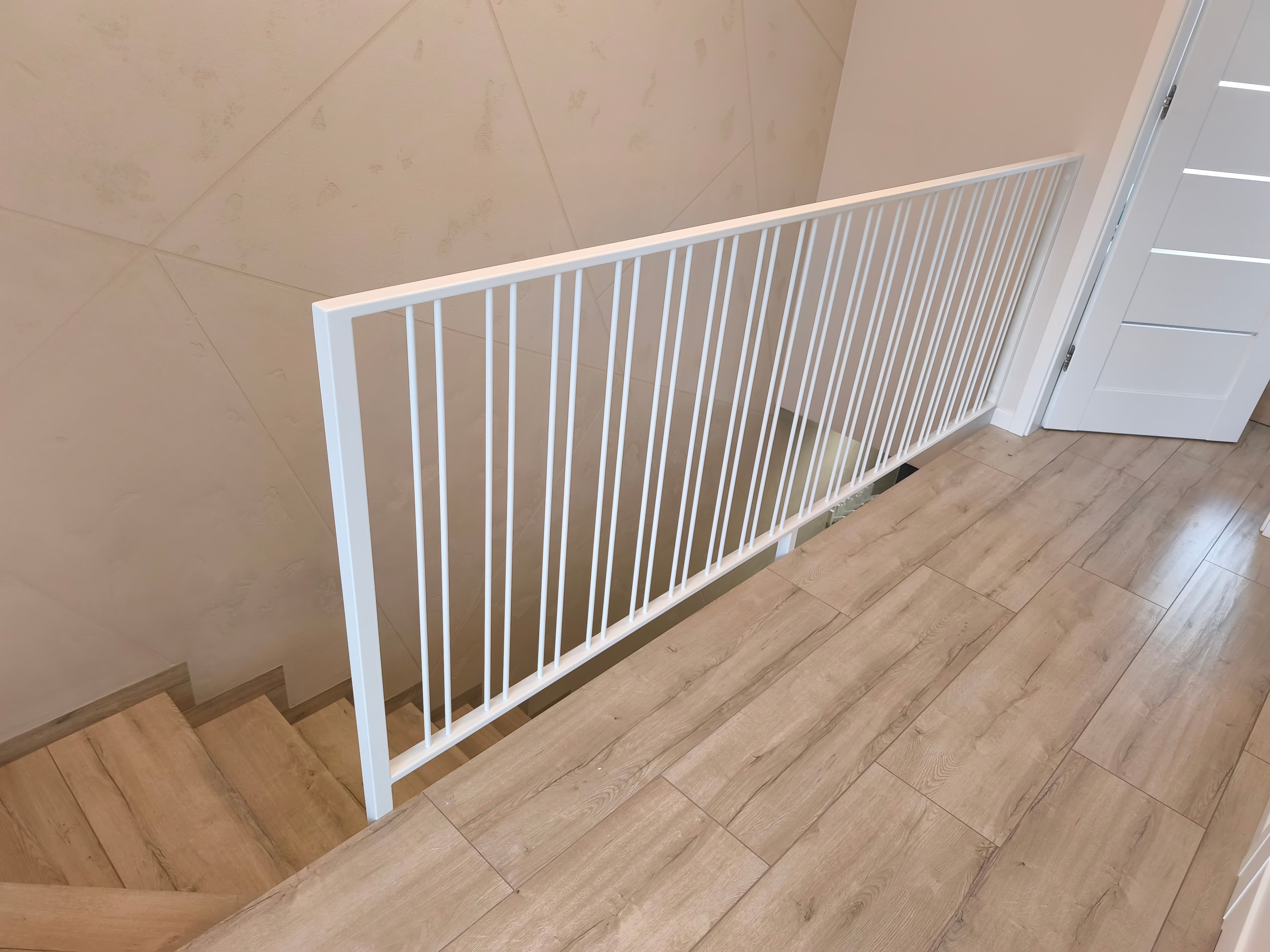 Nowoczesna biała balustrada metalowa na schody – realizacja Słupsk