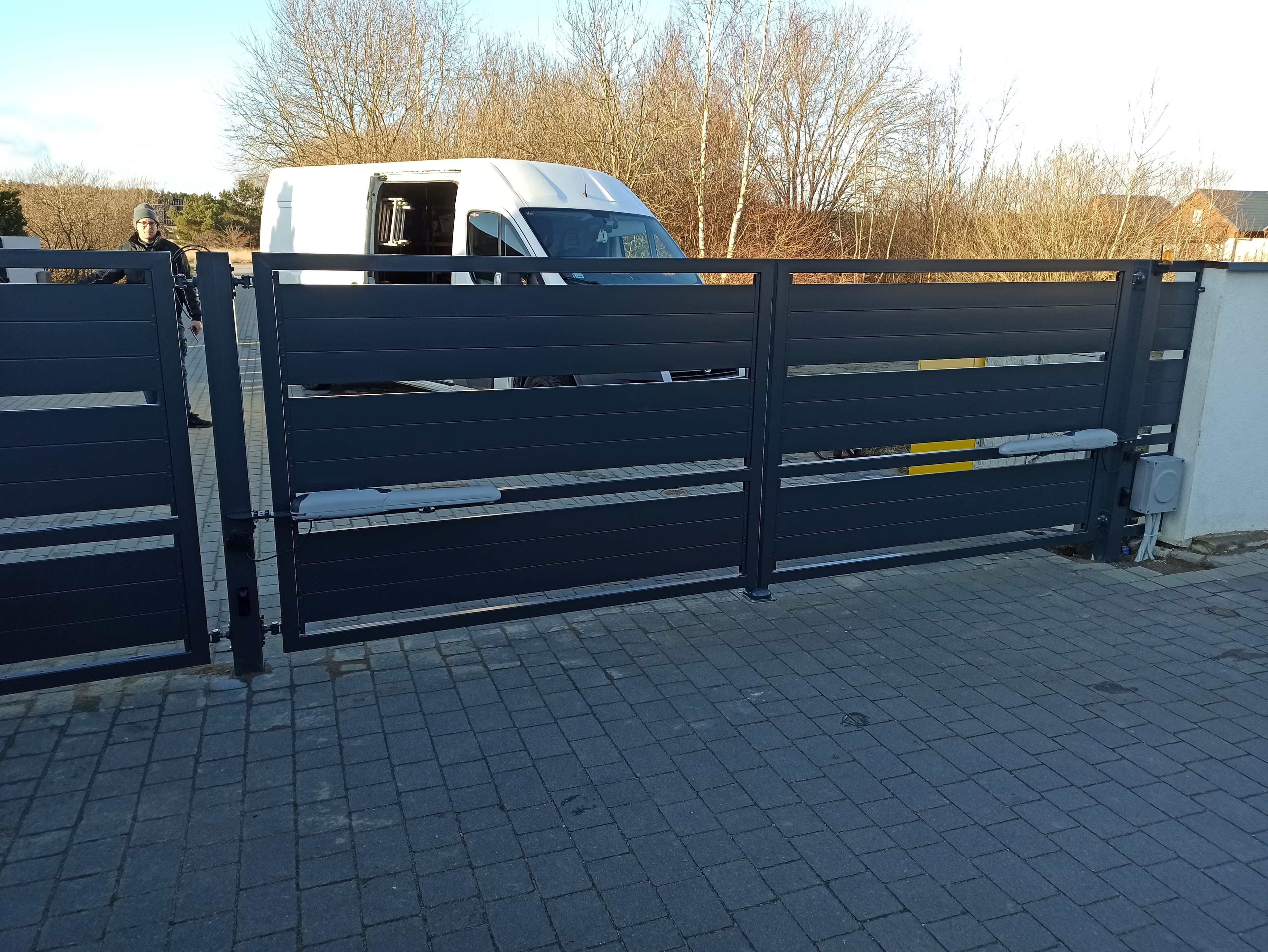 Nowoczesna brama przesuwna antracyt z furtką – ogrodzenia Słupsk