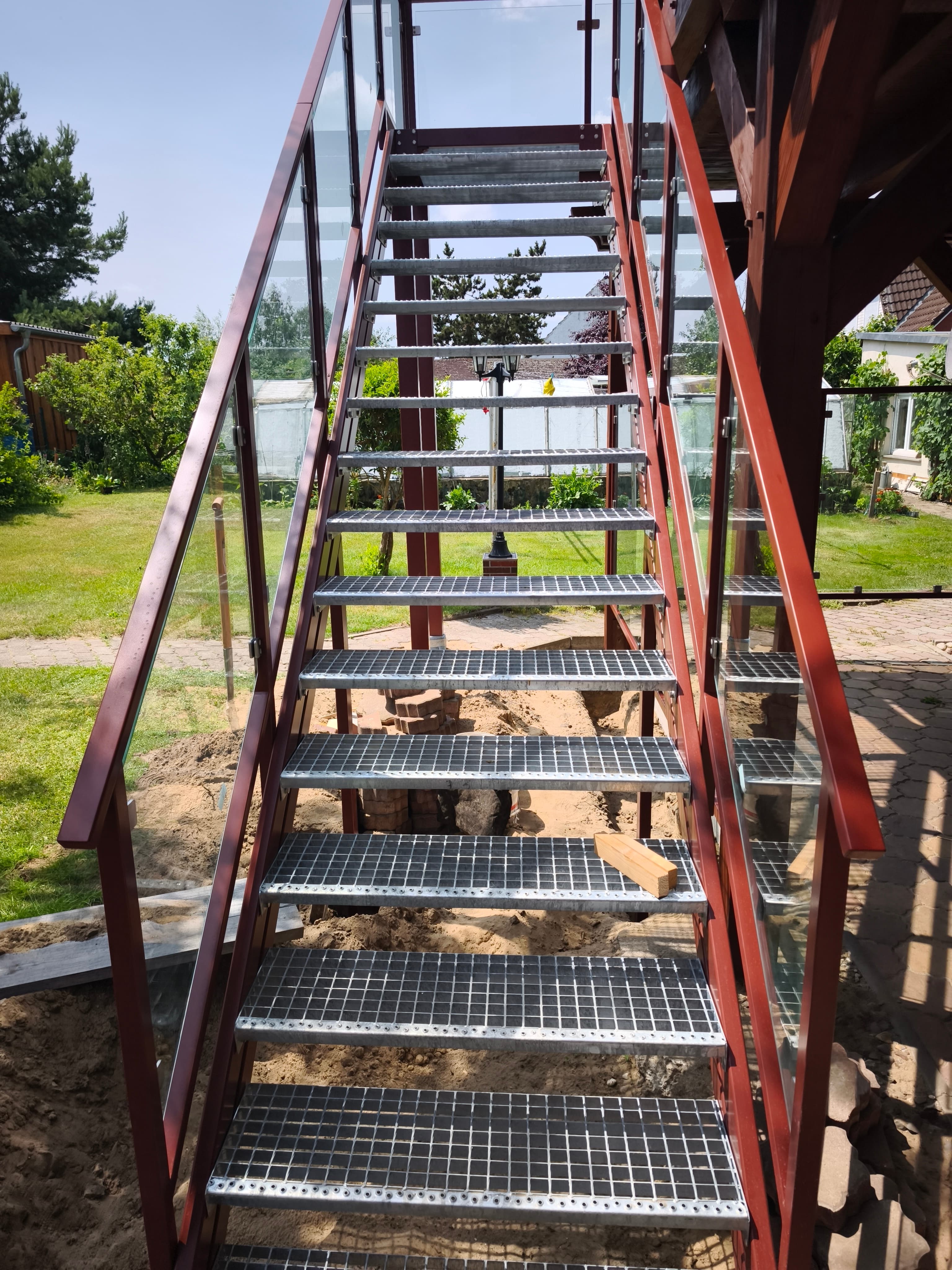 Nowoczesne schody zewnętrzne metalowe ze szklaną balustradą – FK-METAL Słupsk