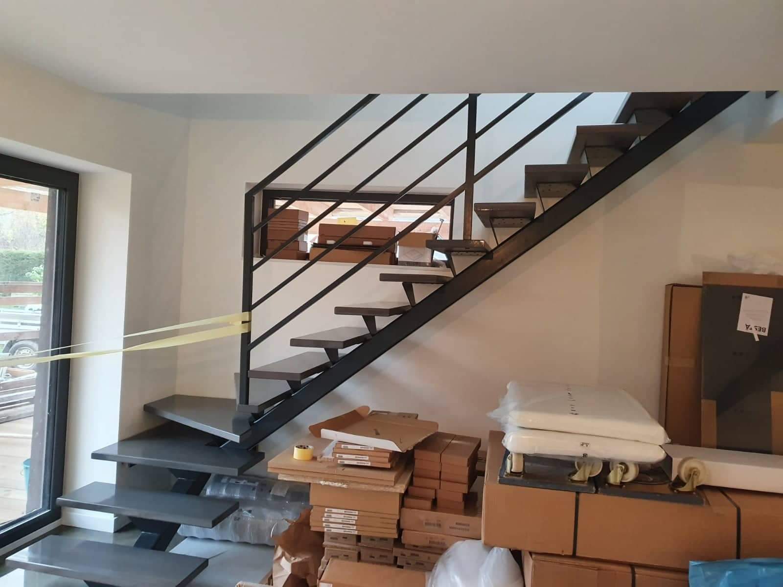 Schody metalowe czarne z ukośną balustradą nowoczesne – realizacja