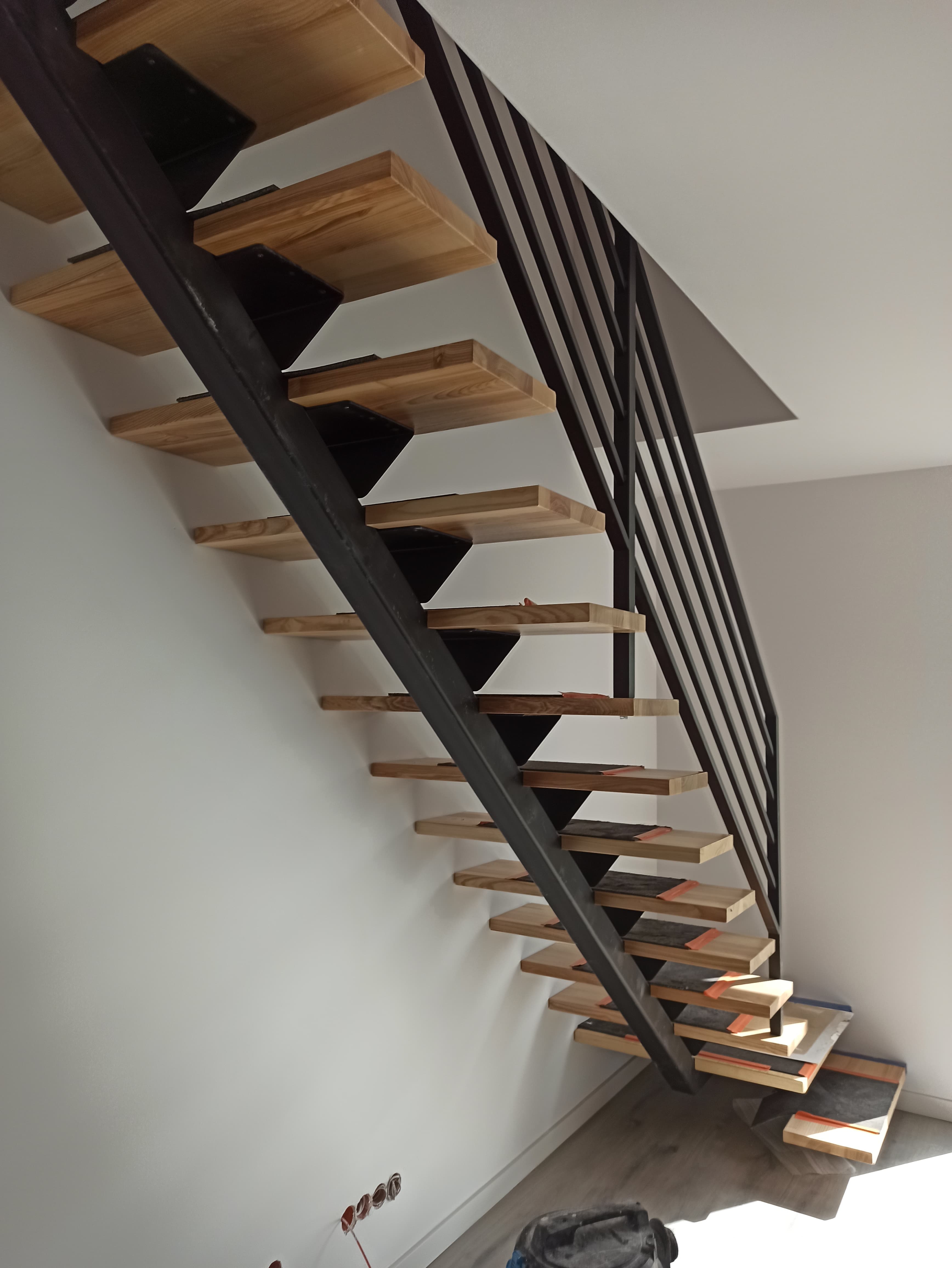 Schody metalowe z drewnianymi stopniami i nowoczesną balustradą – FK-METAL