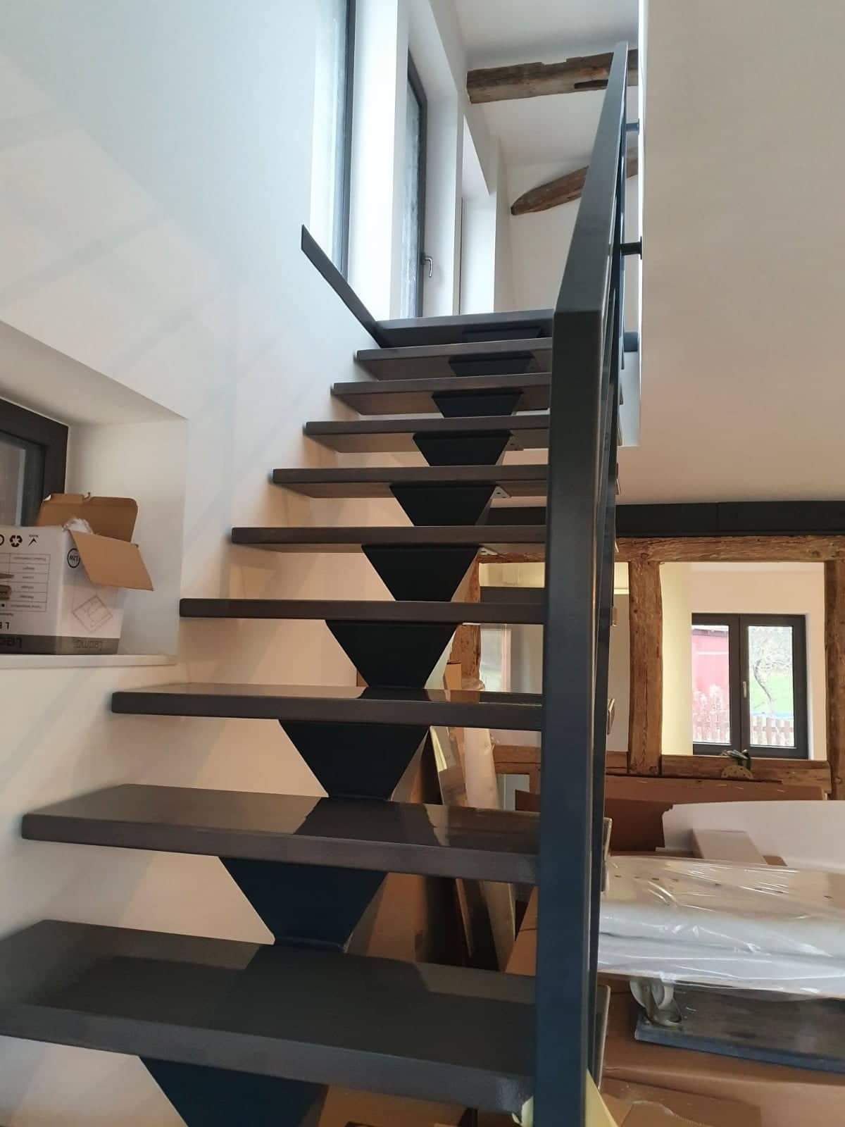 Schody metalowe otwarte z biegunami i poręczą spawane – design industrialny