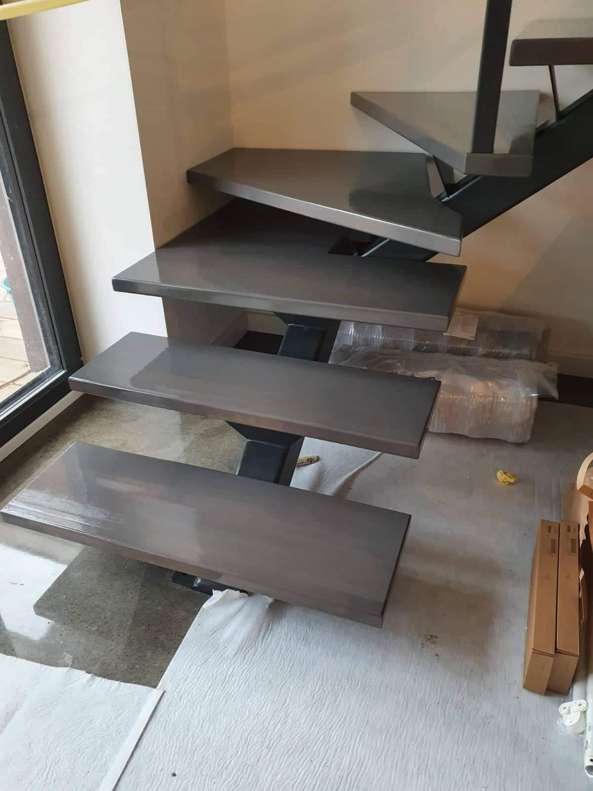 Schody wiszące konsolowe ciemny metal nowoczesne – montaż Słupsk