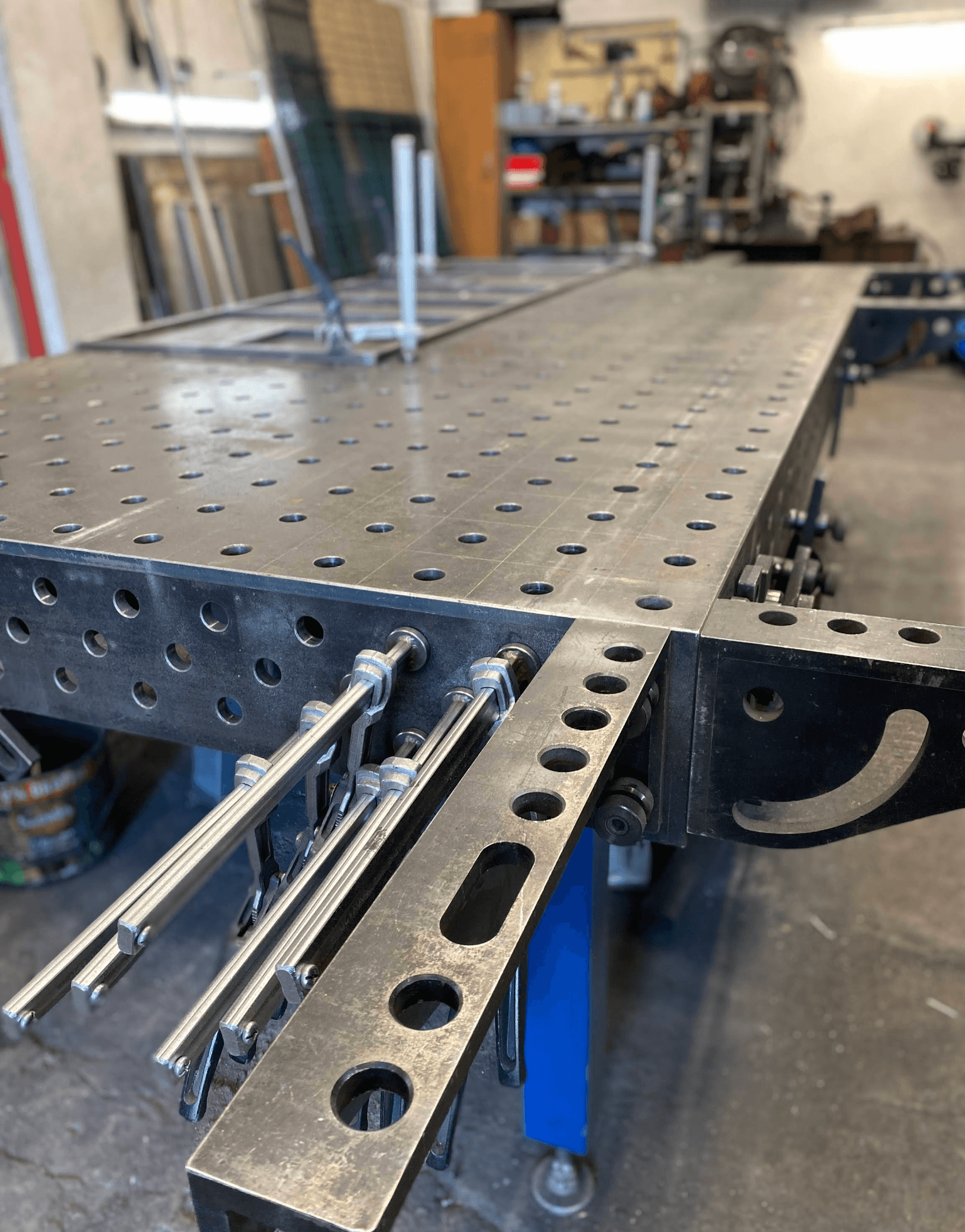 Stół roboczy w warsztacie FK Metal